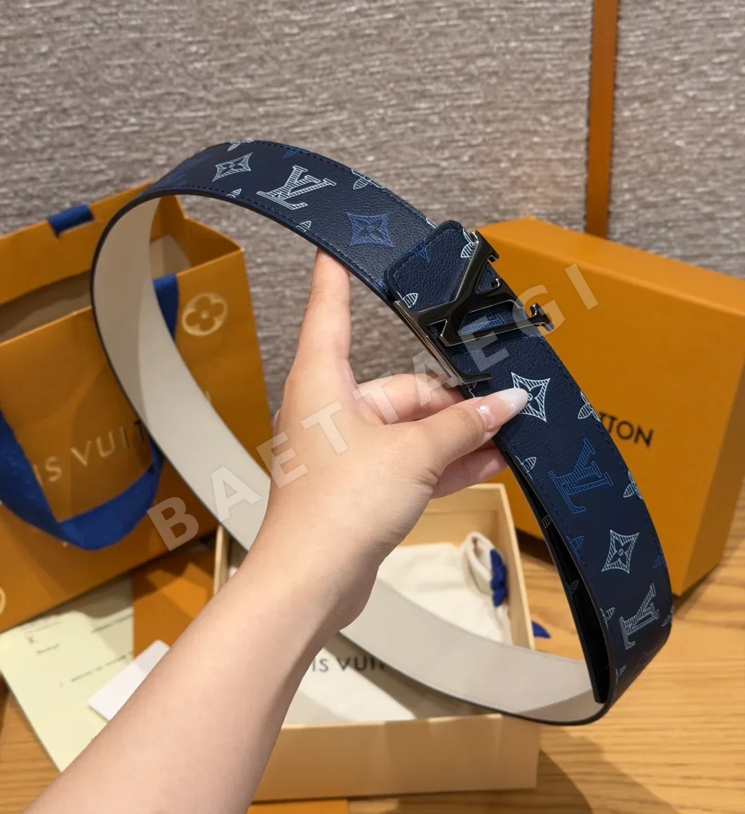 루이비통 남성 리버시블 가죽 벨트 40mm 상세 이미지 4