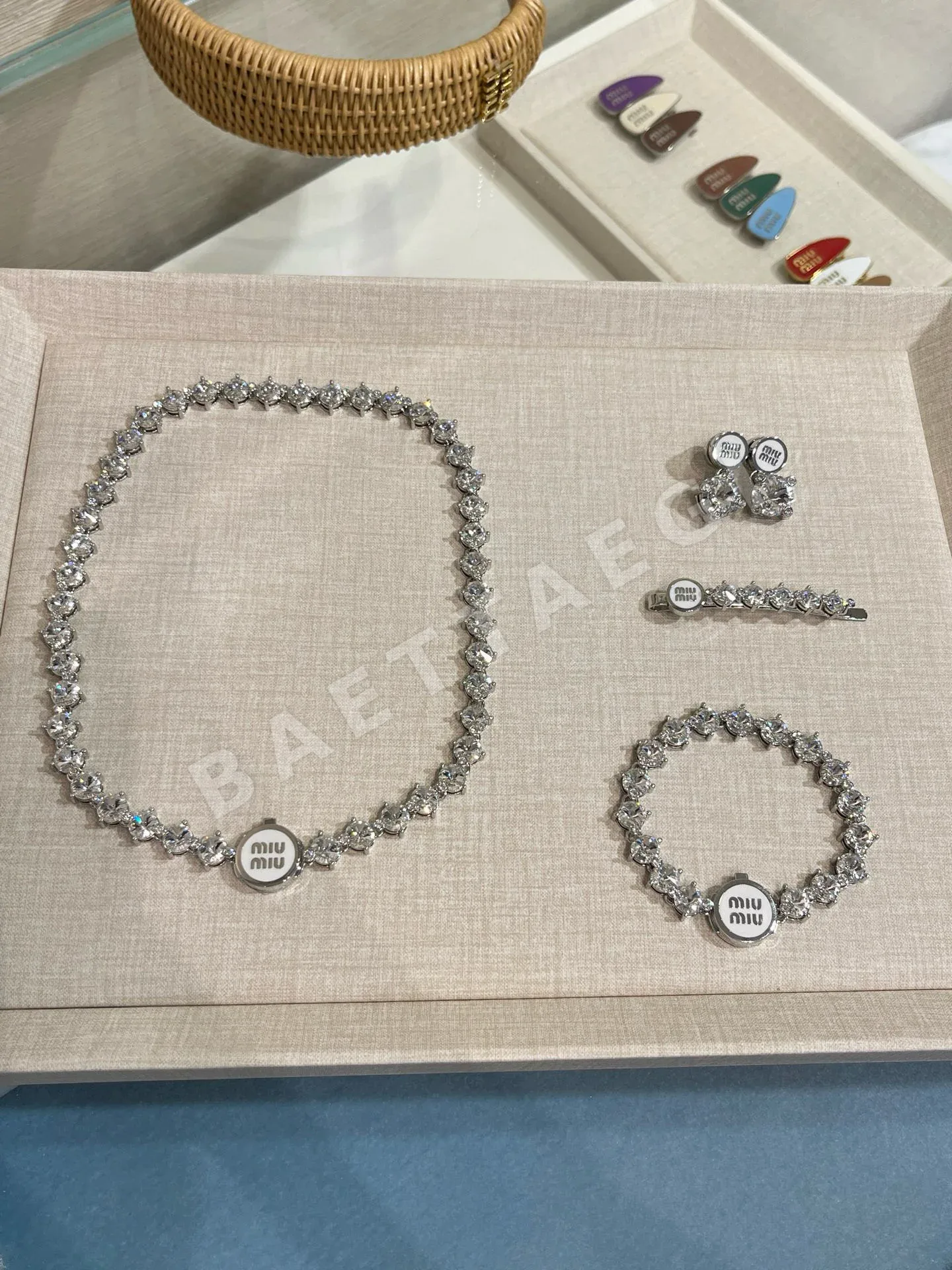 미우미우 화이트 에나멜 버튼 목걸이 60968