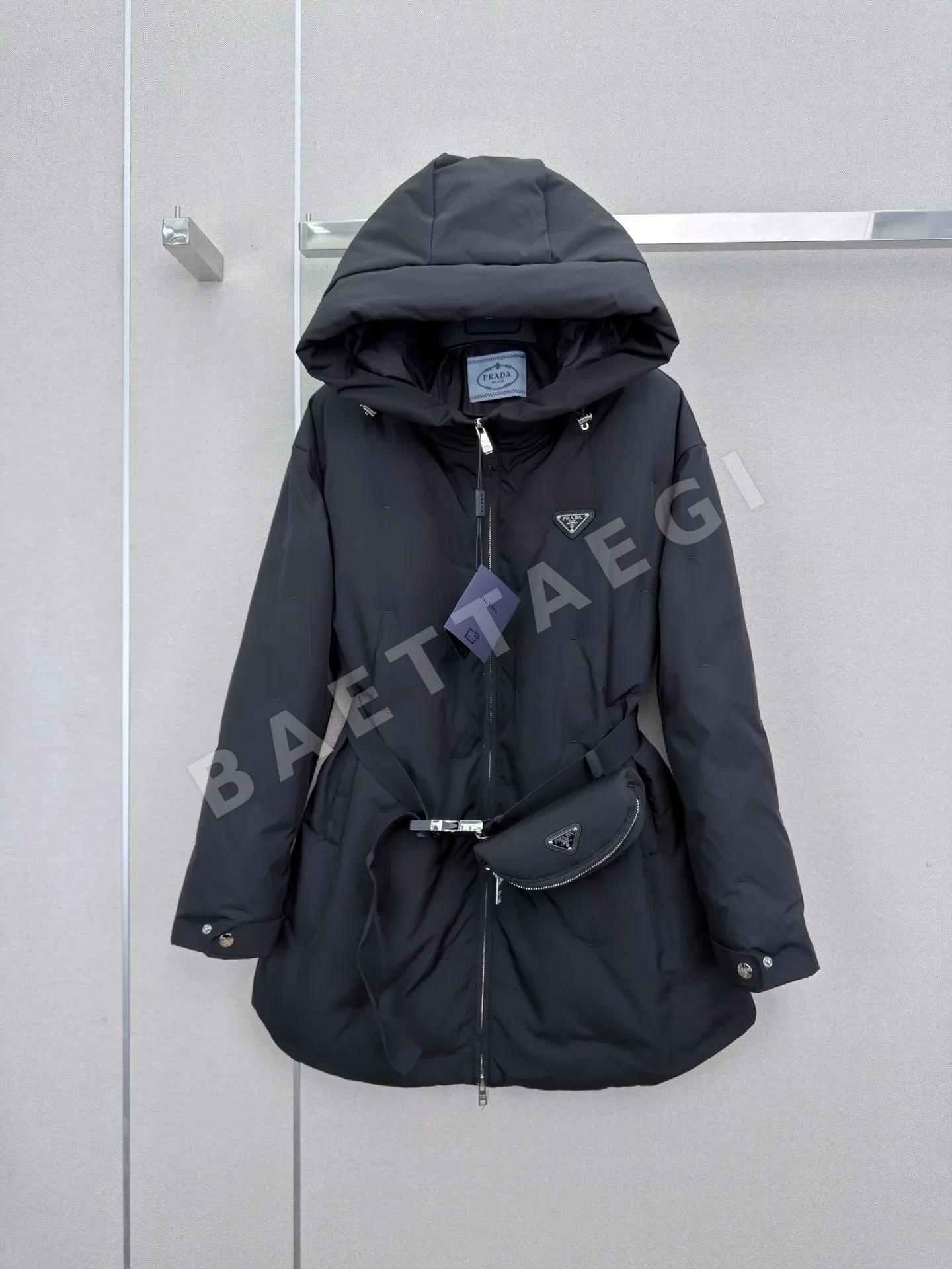 프라다 트라이앵글 로고 후드 미들 패딩 여성용 상세 이미지 3