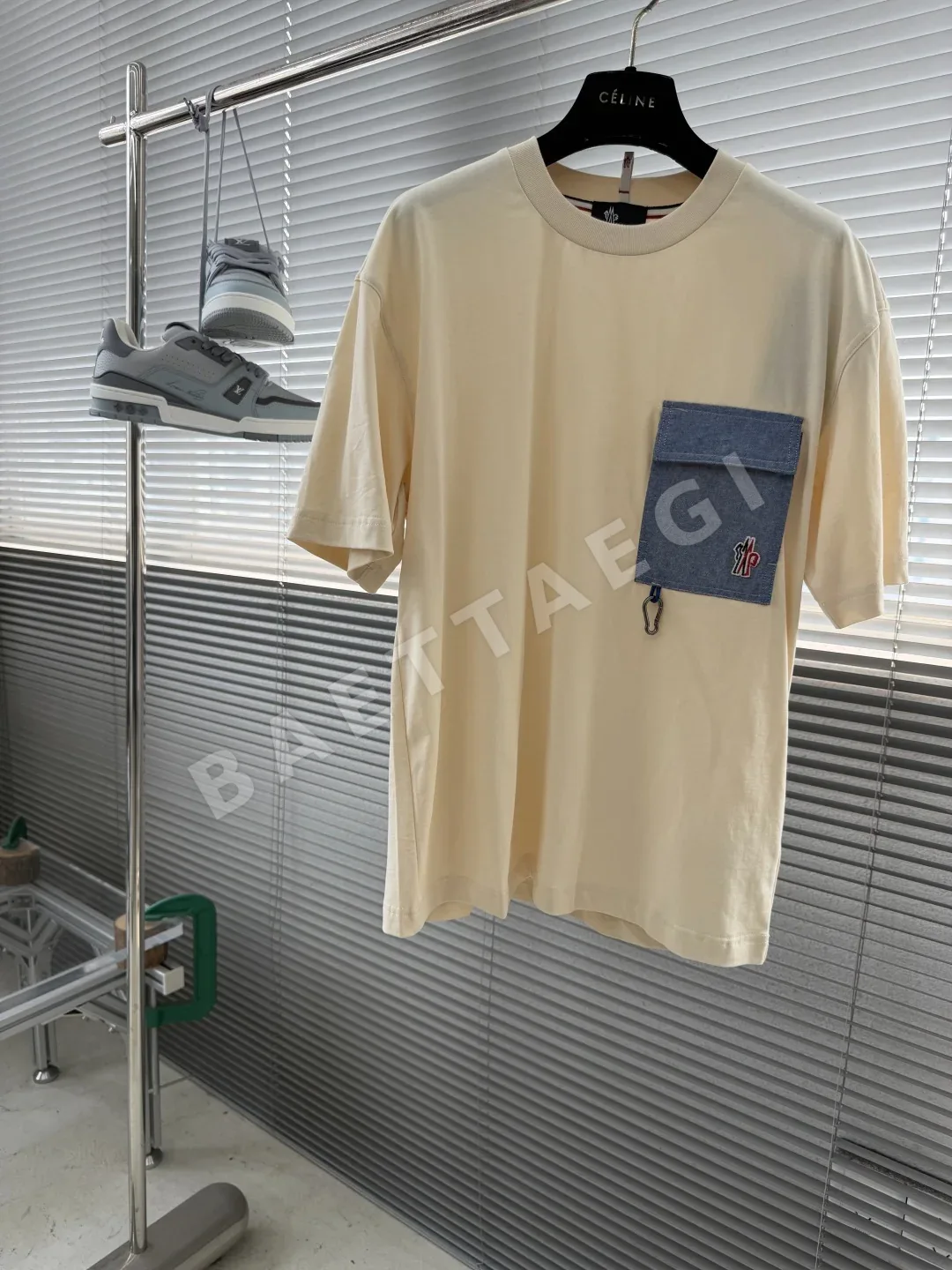 몽클레르 로고 자수 포켓 남성 반팔 셔츠 48777