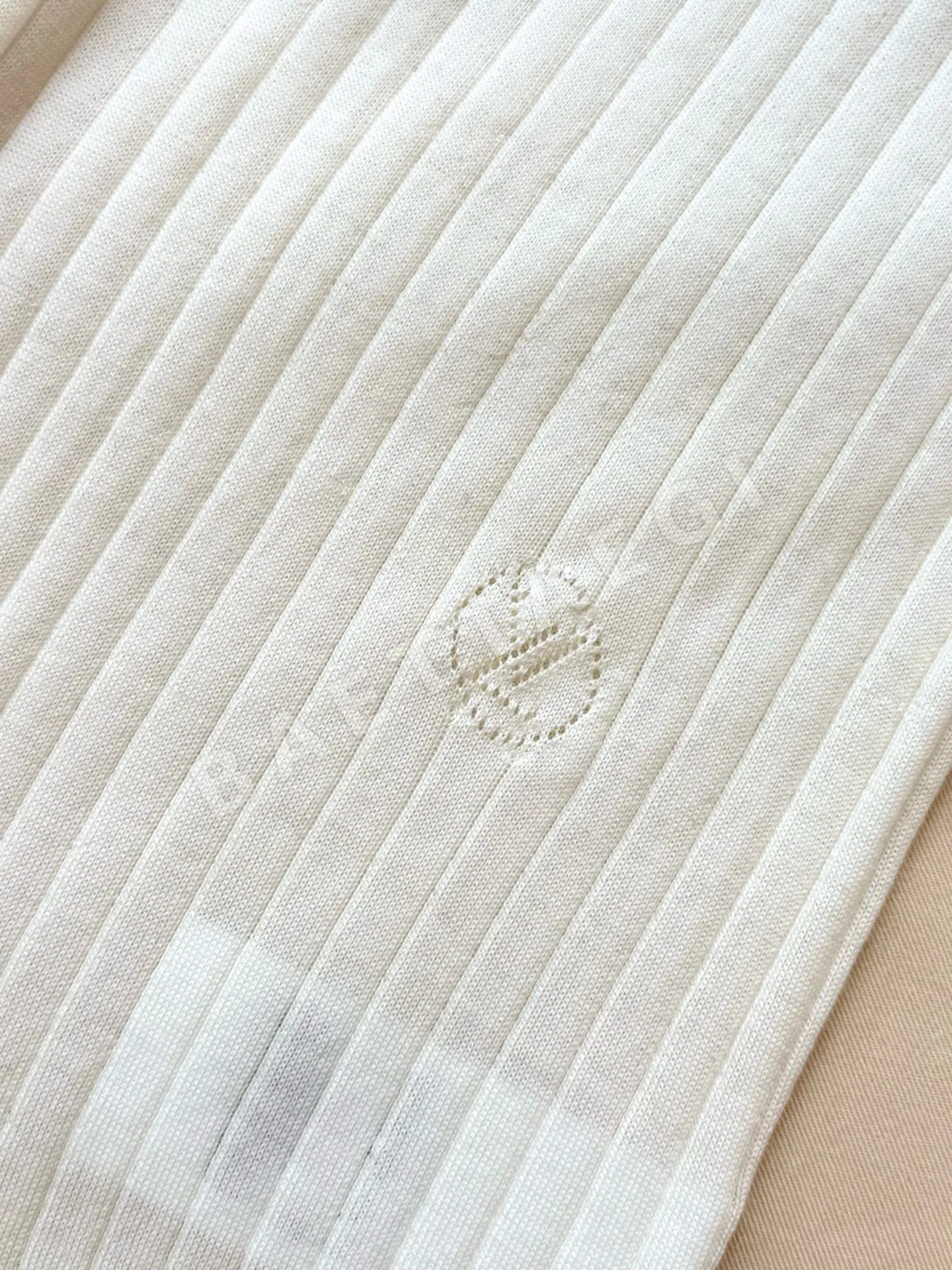 루이비통 LV 세로 스트라이프 폴로 카라 여성 니트 상세 이미지 5
