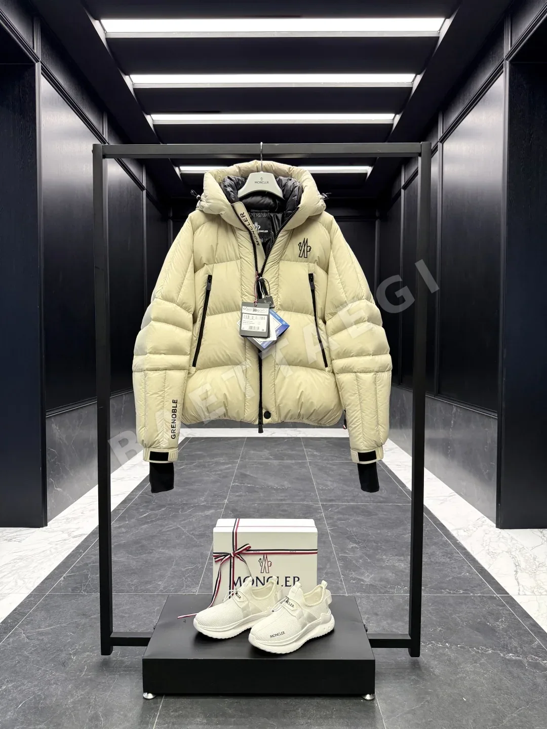 몽클레르 몽클레어 그레노블 셰리페리 숏 다운 자켓 상세 이미지 2