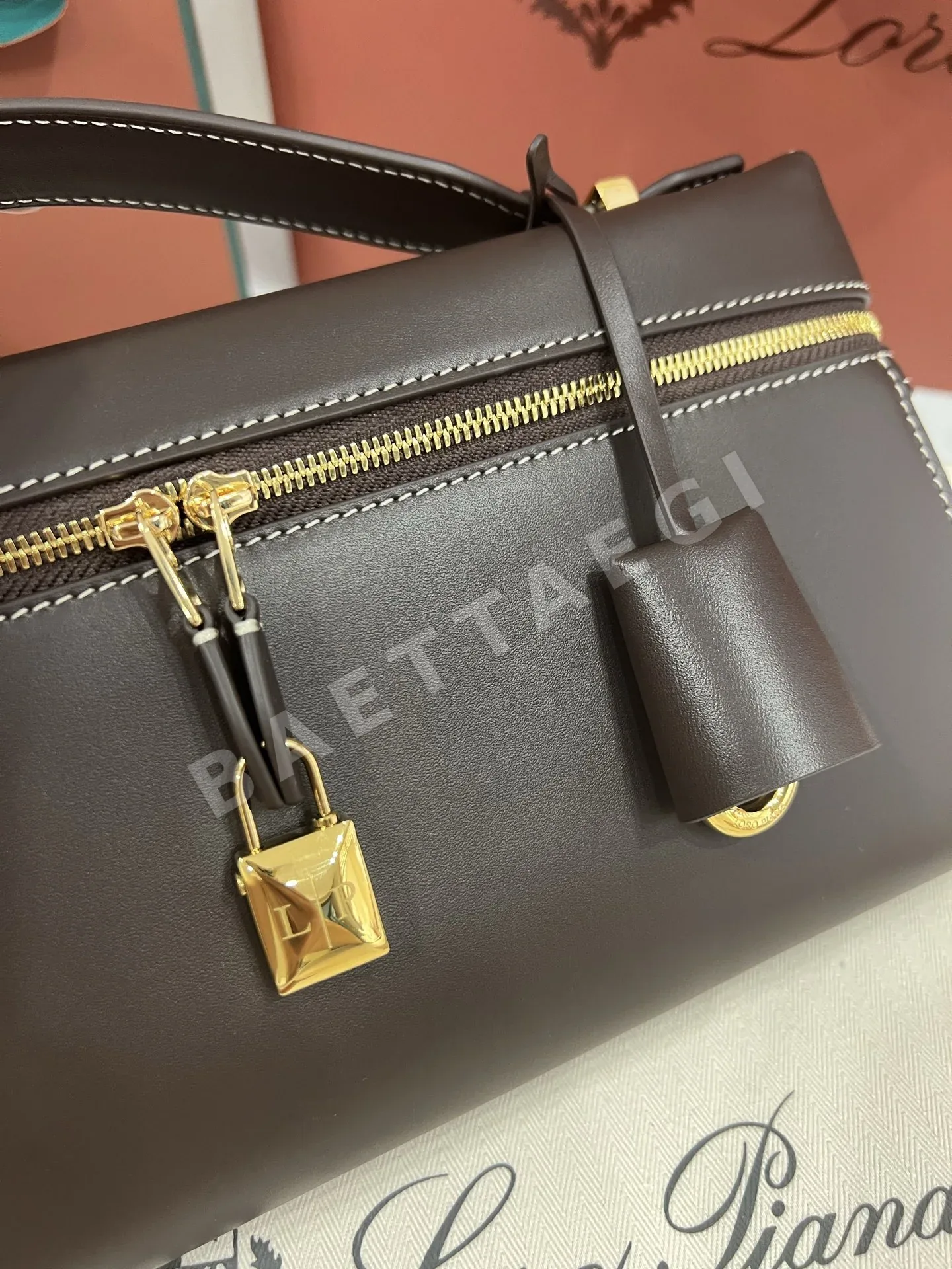 로로피아나 엑스트라 클러치 가죽 가방 상세 이미지 5