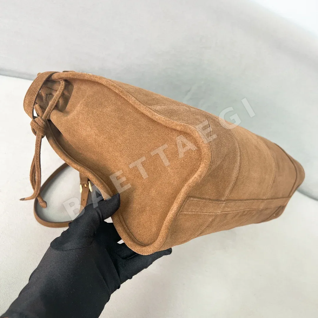 프라다 소프트 스웨이드 라지 핸드백 1BA439 상세 이미지 7