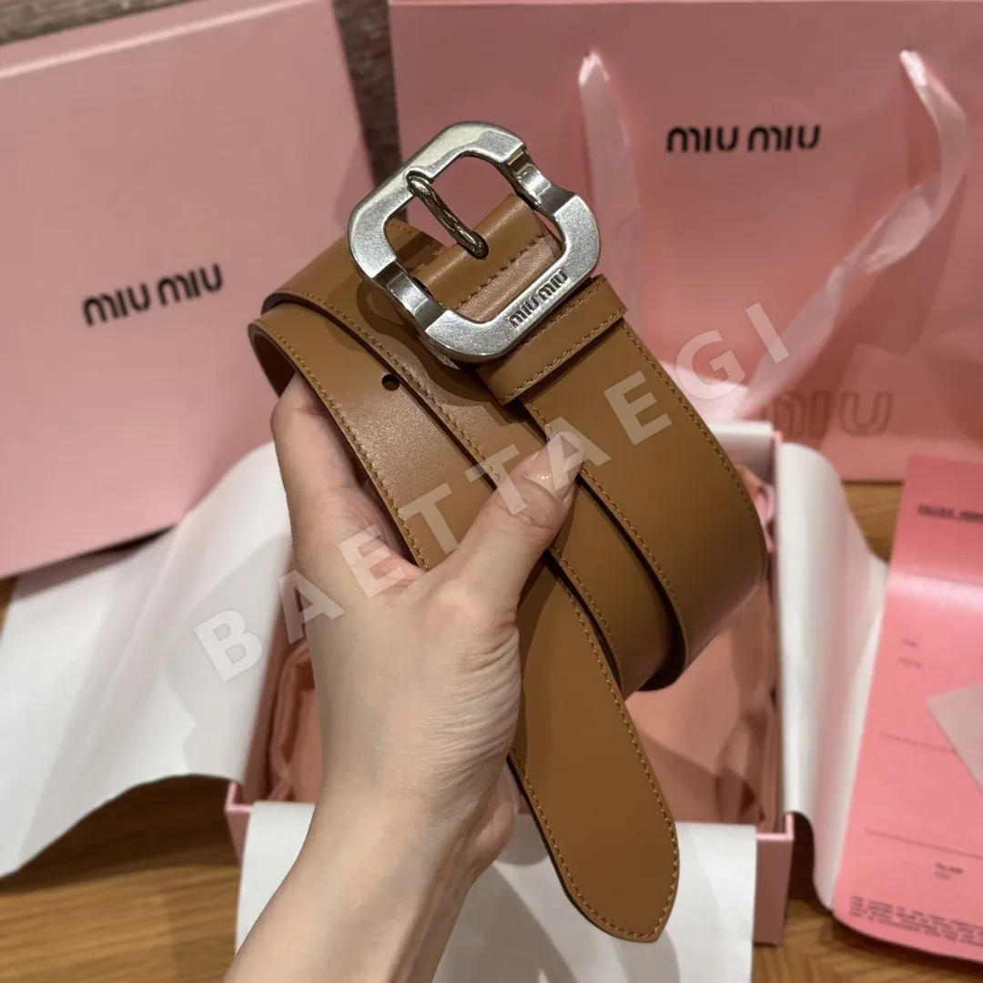 미우미우 메탈 로고 카프스킨 벨트 상세 이미지 2