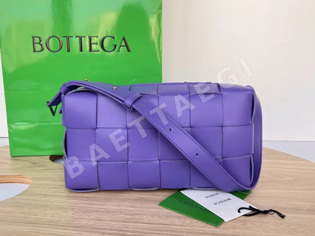 보테가베네타 브릭 카세트 램스킨 언더암 가방 185238