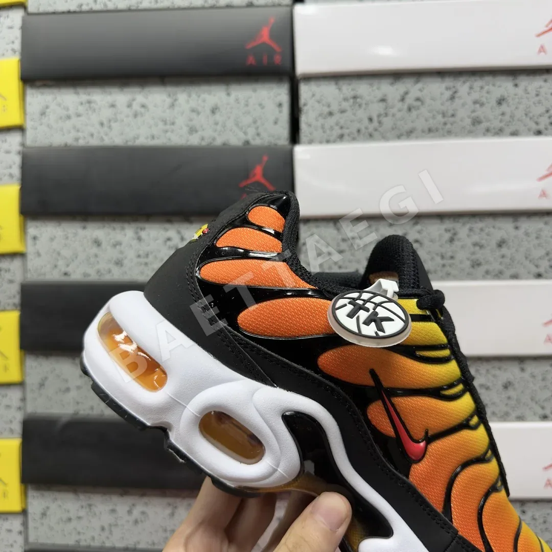 나이키 [TK] 에어 맥스 플러스 블랙 오렌지 화이트 HF0552-001 201974 Nike Air Max Plus Sunset 상세 이미지 3