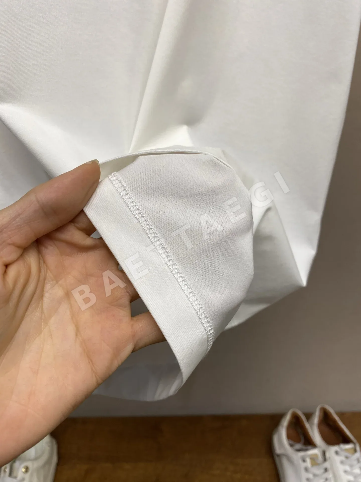 발렌티노 레터 프린트 남성 반팔 티셔츠 상세 이미지 7