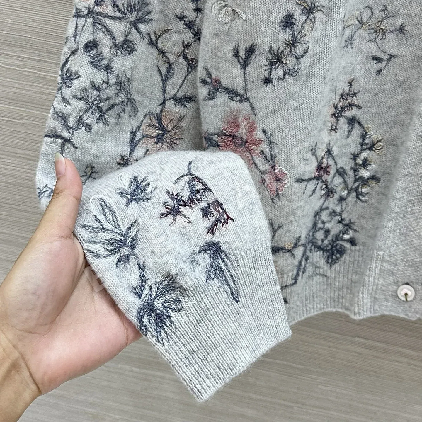디올 꽃무늬 자수 캐시미어 가디건 상세 이미지 7