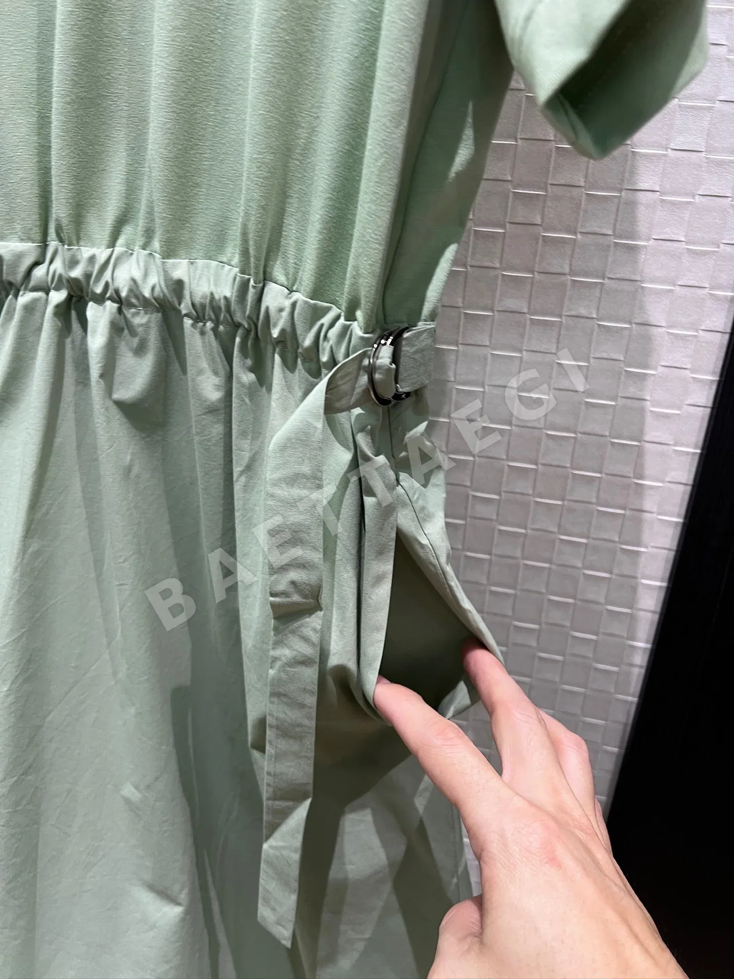 몽클레르 패치워크 드로스트링 허리 반팔 원피스 상세 이미지 6
