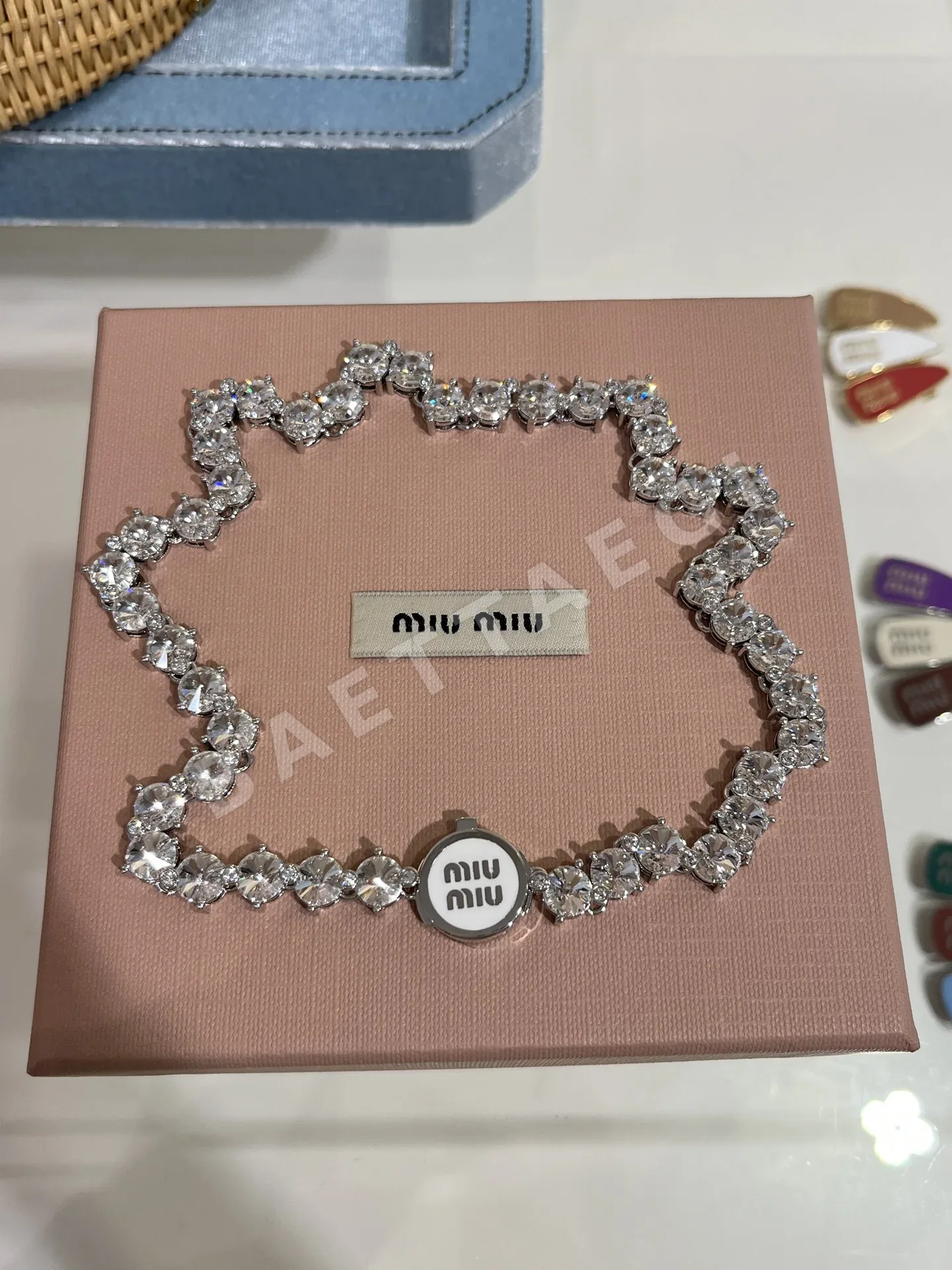 미우미우 화이트 에나멜 크리스탈 목걸이 135658