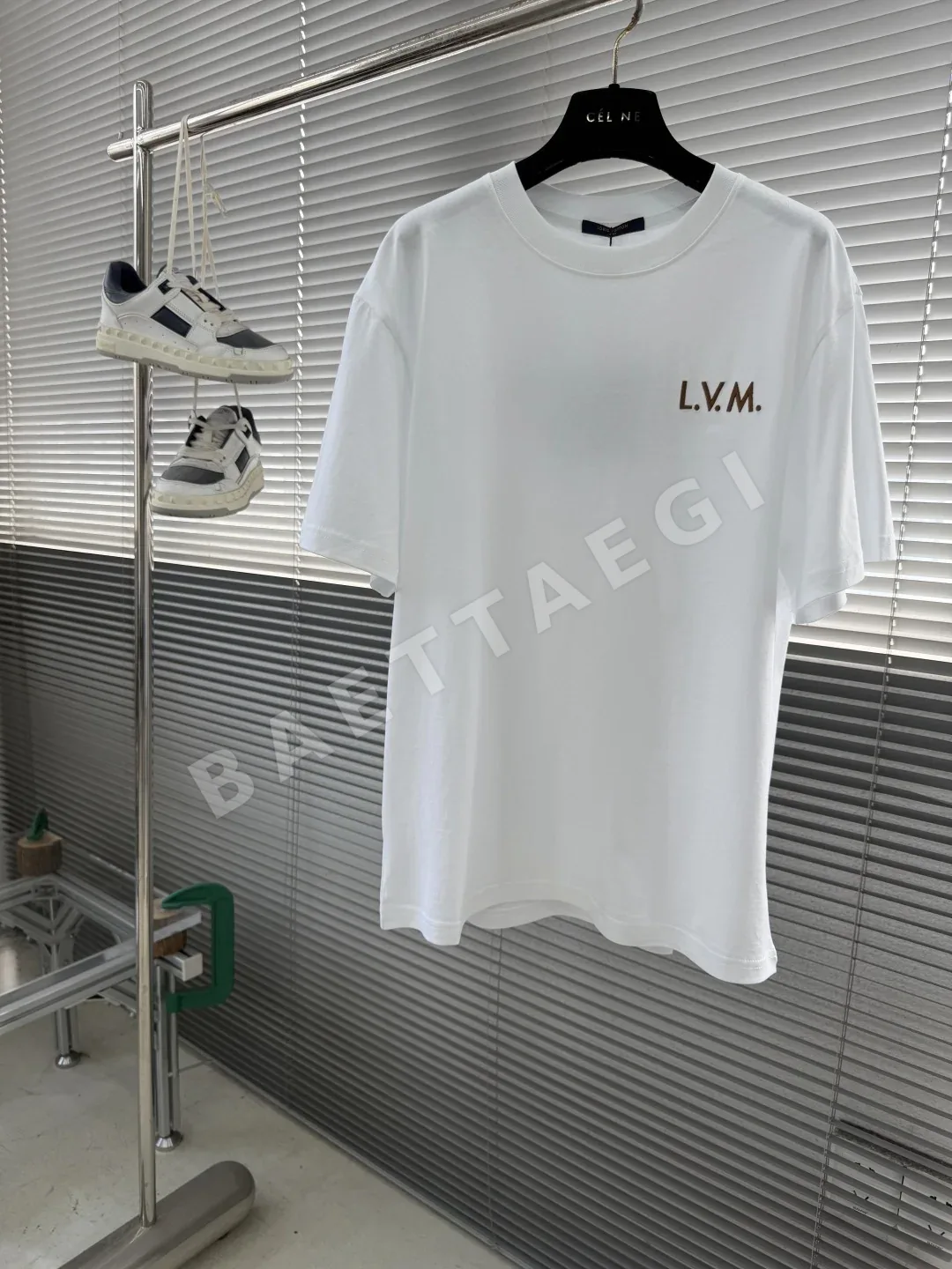루이비통 크루넥 자수 로고 반팔 티셔츠 P240