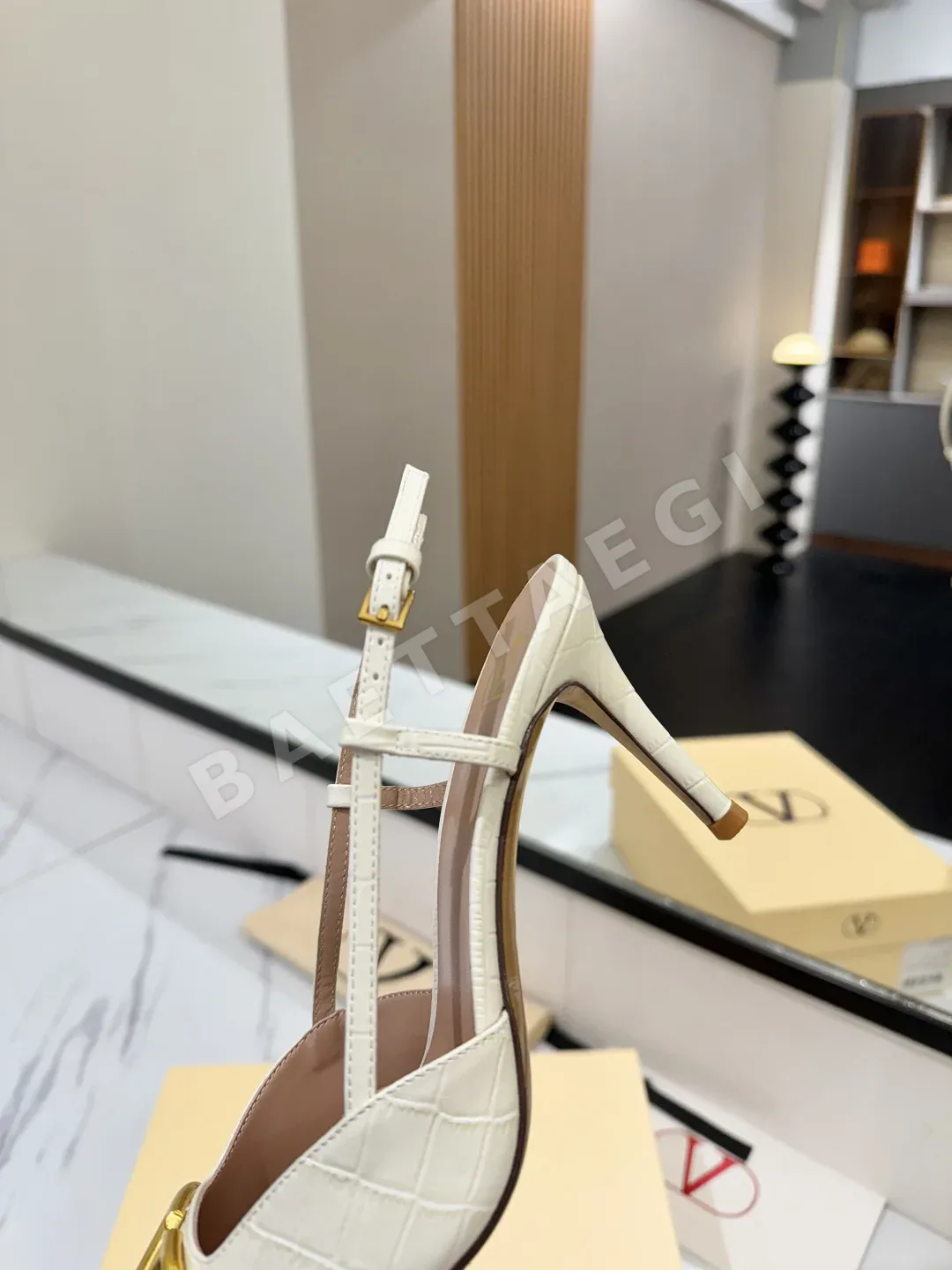 발렌티노 V로고 버클 하이힐 샌들 상세 이미지 8