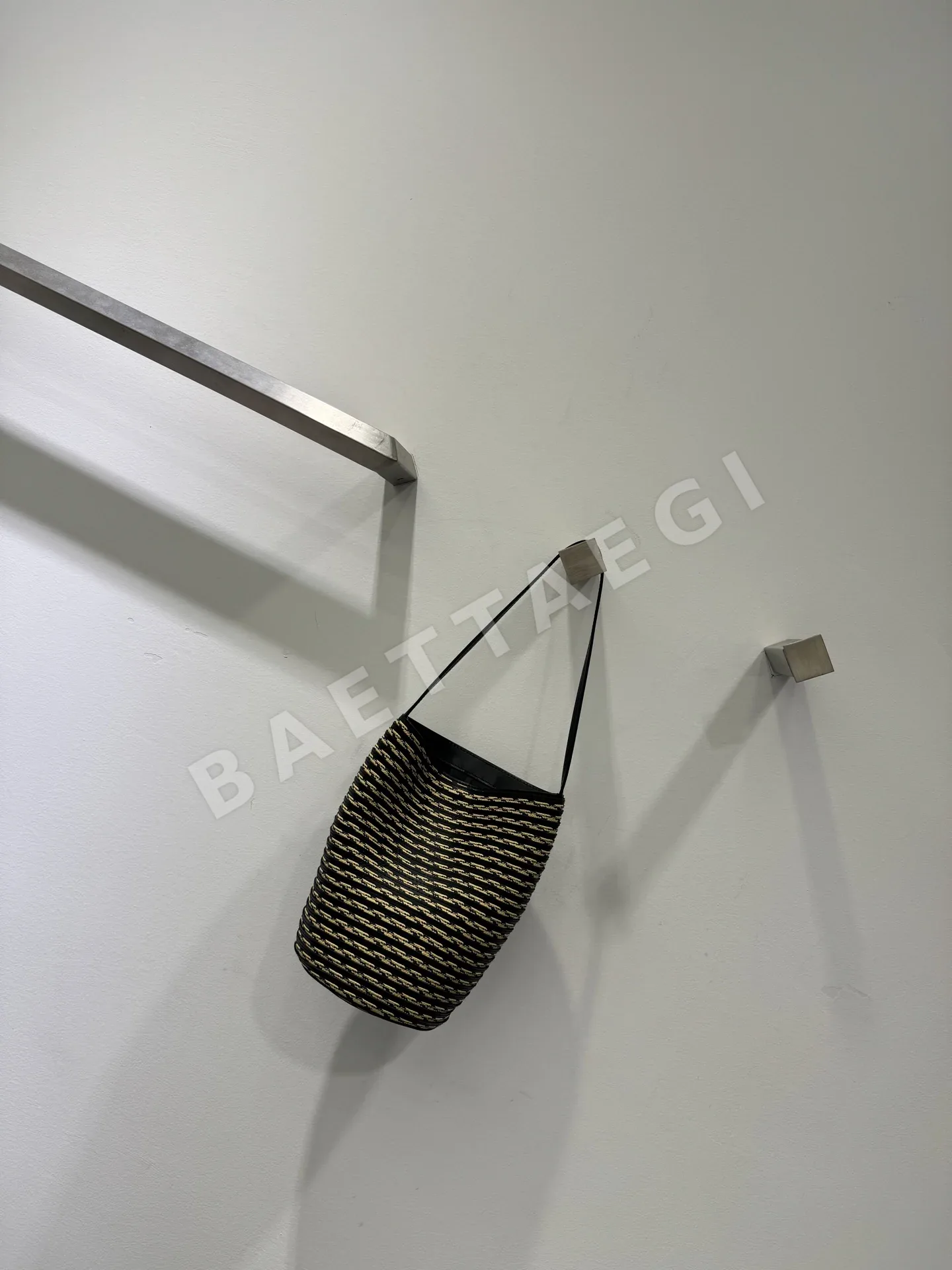 더로우 보우 라피아 토트백 상세 이미지 2
