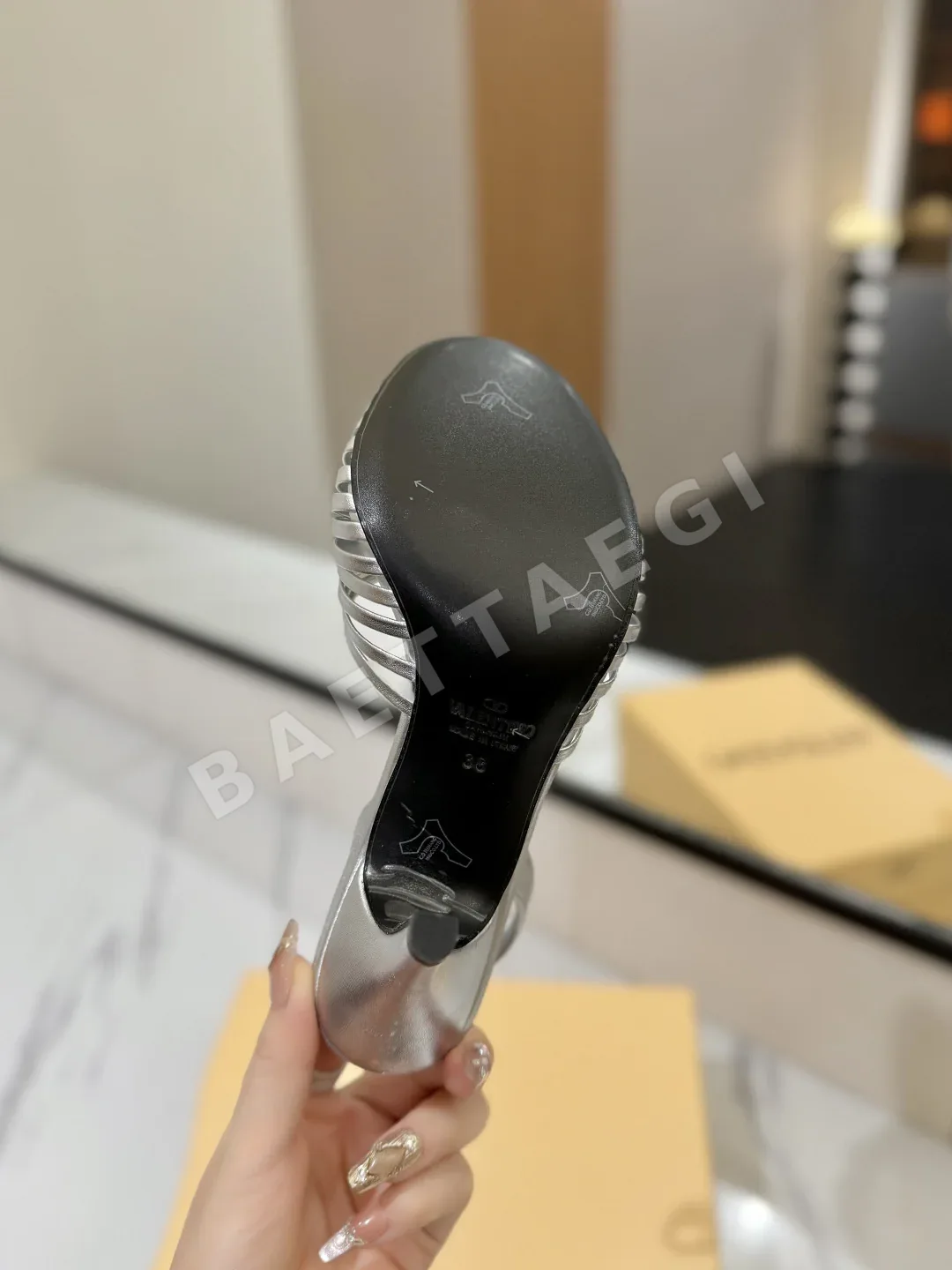발렌티노 V 로고 백리스 샌들 상세 이미지 9