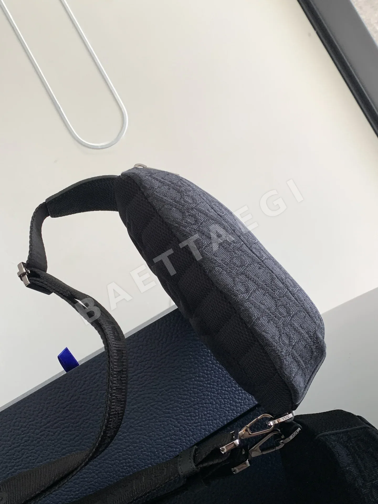 디올 스카라베 체스트백 가방 상세 이미지 2