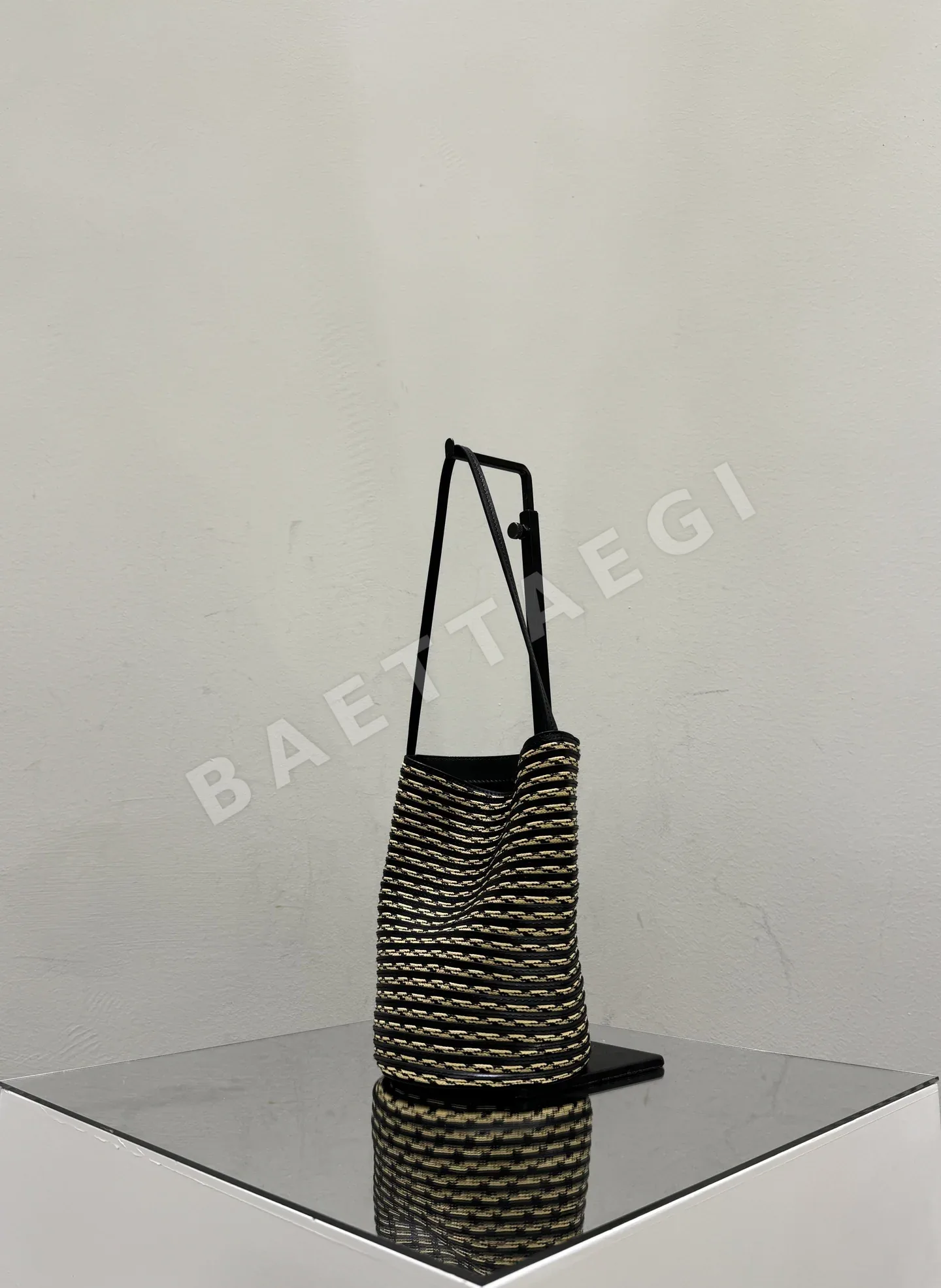 더로우 보우 라피아 토트백 상세 이미지 4