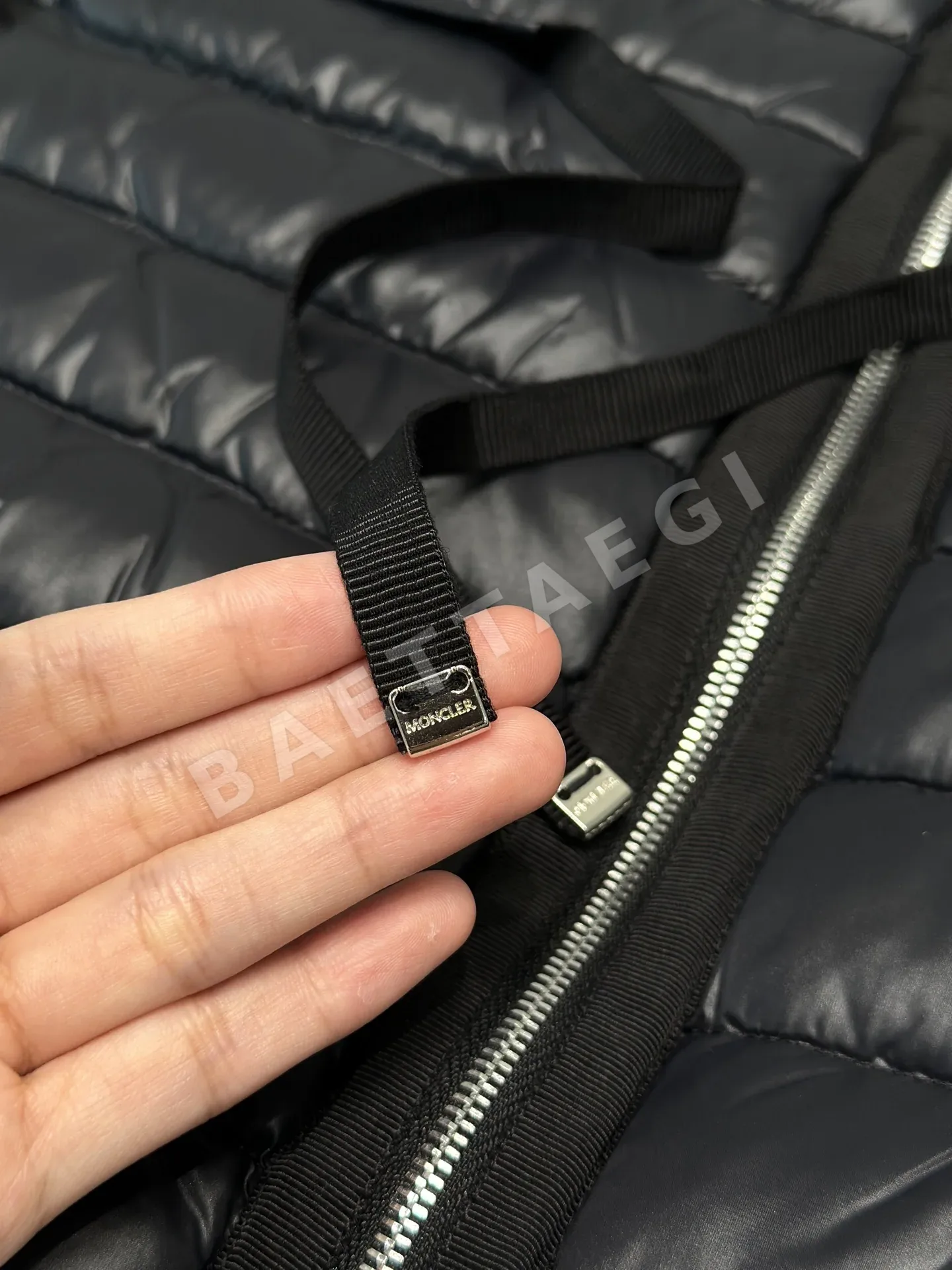 몽클레르 여성 후드 숏 다운 패딩 상세 이미지 4