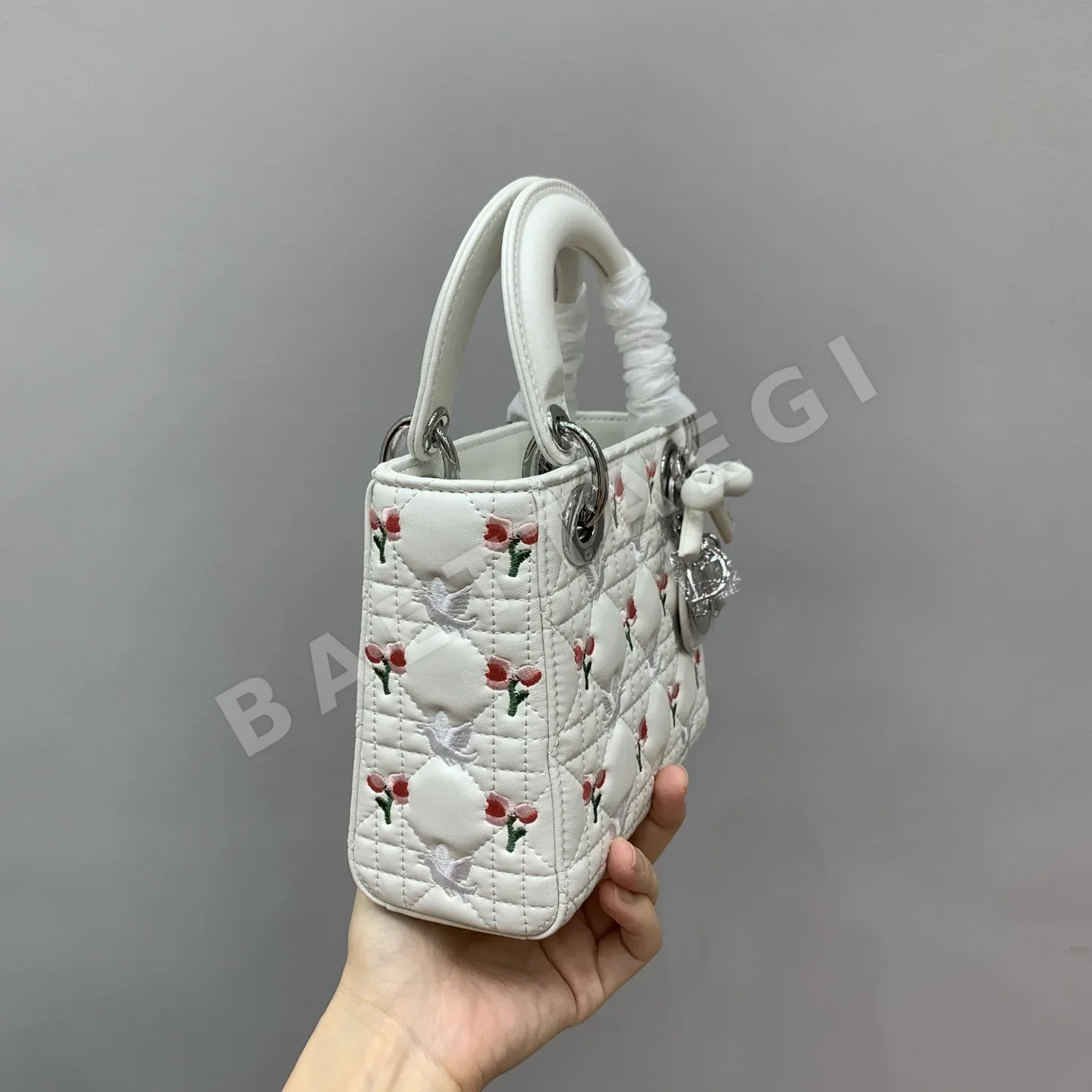 디올 레이디 미니 새 자수 램스킨 가방 상세 이미지 4