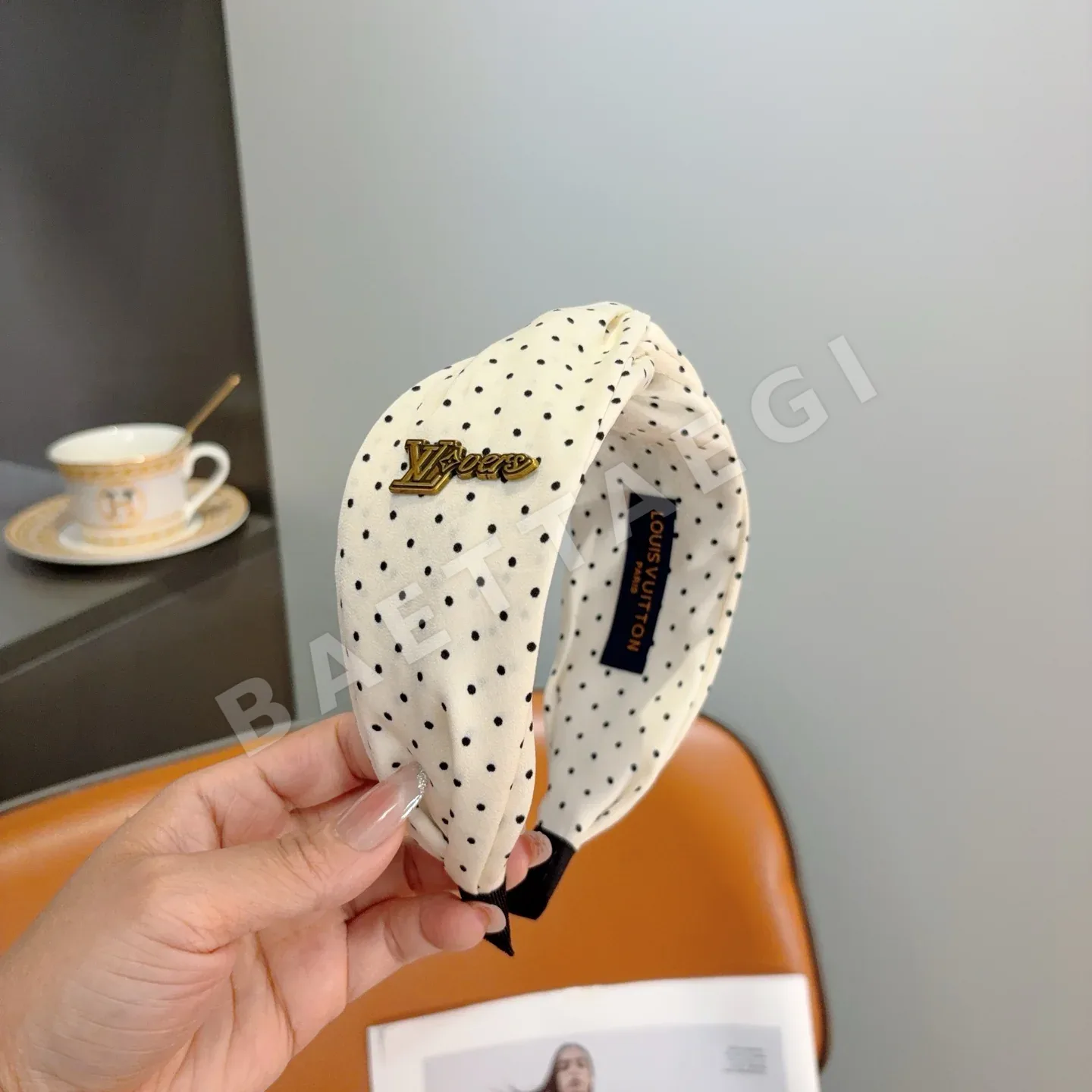 루이비통 물방울 무늬 크로스 헤어밴드 상세 이미지 2