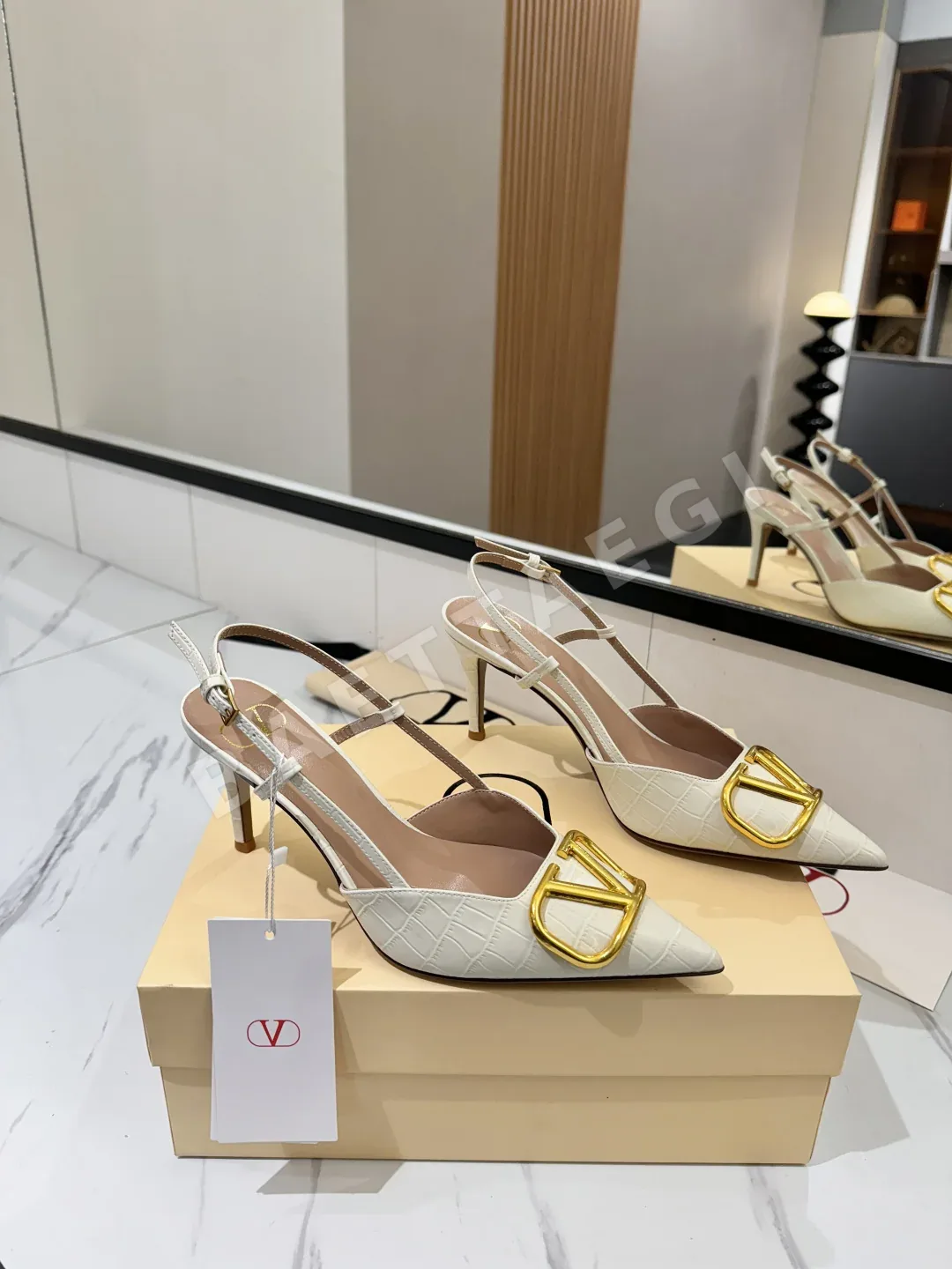 발렌티노 V로고 버클 하이힐 샌들 134643