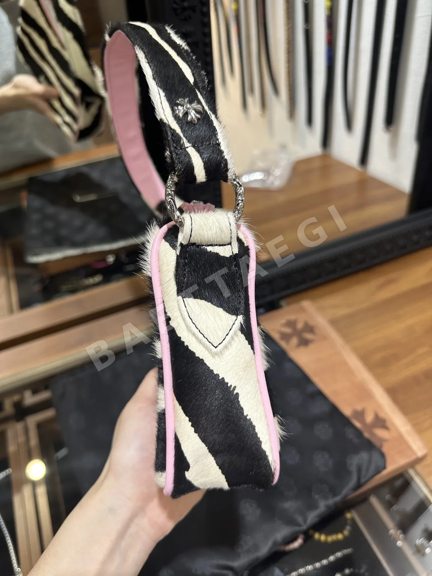크롬하츠 제브라 치킨 너겟 숄더 가방 상세 이미지 8