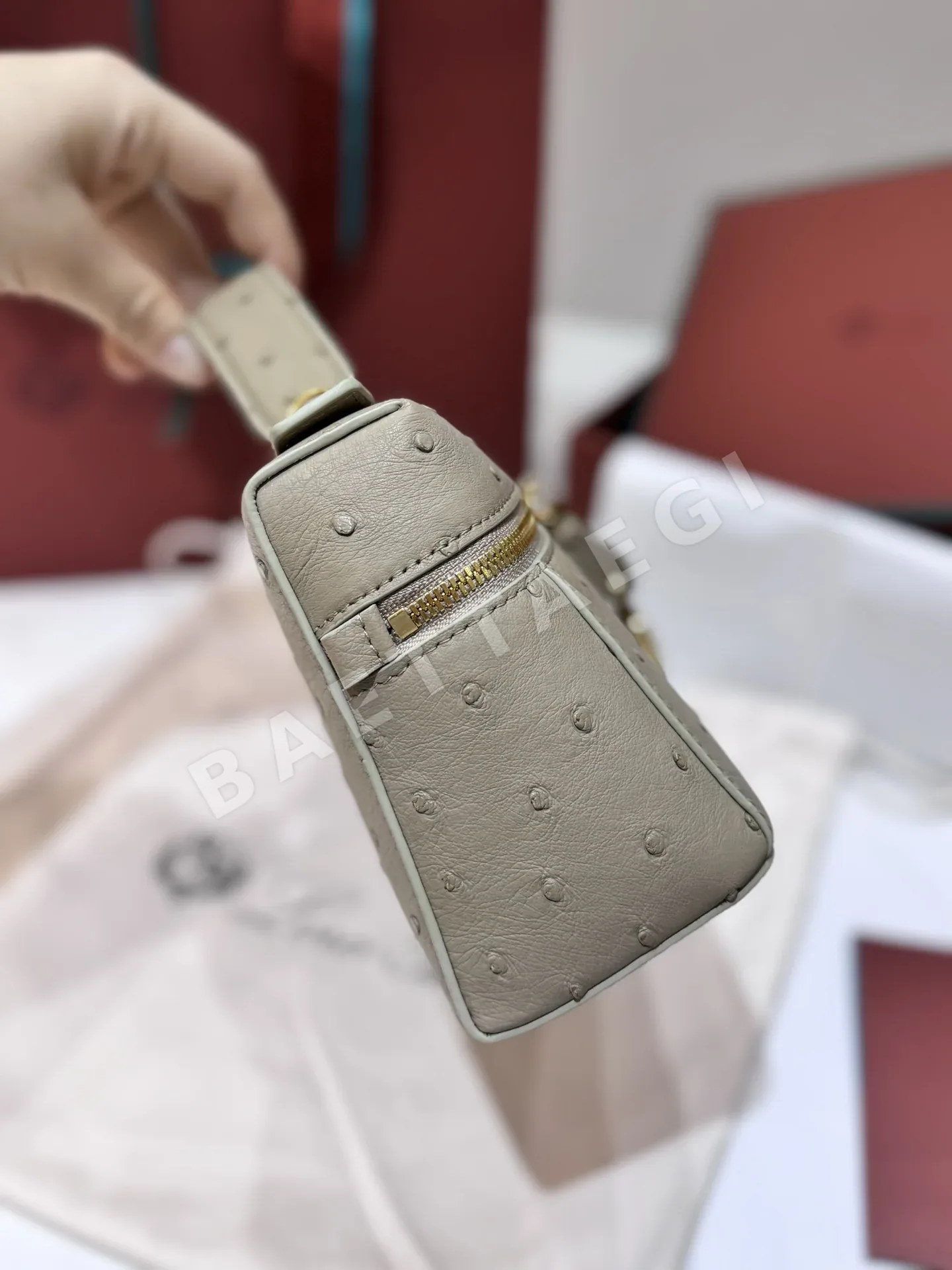 로로피아나 오스트리치 가죽 더블 지퍼 숄더백 상세 이미지 5