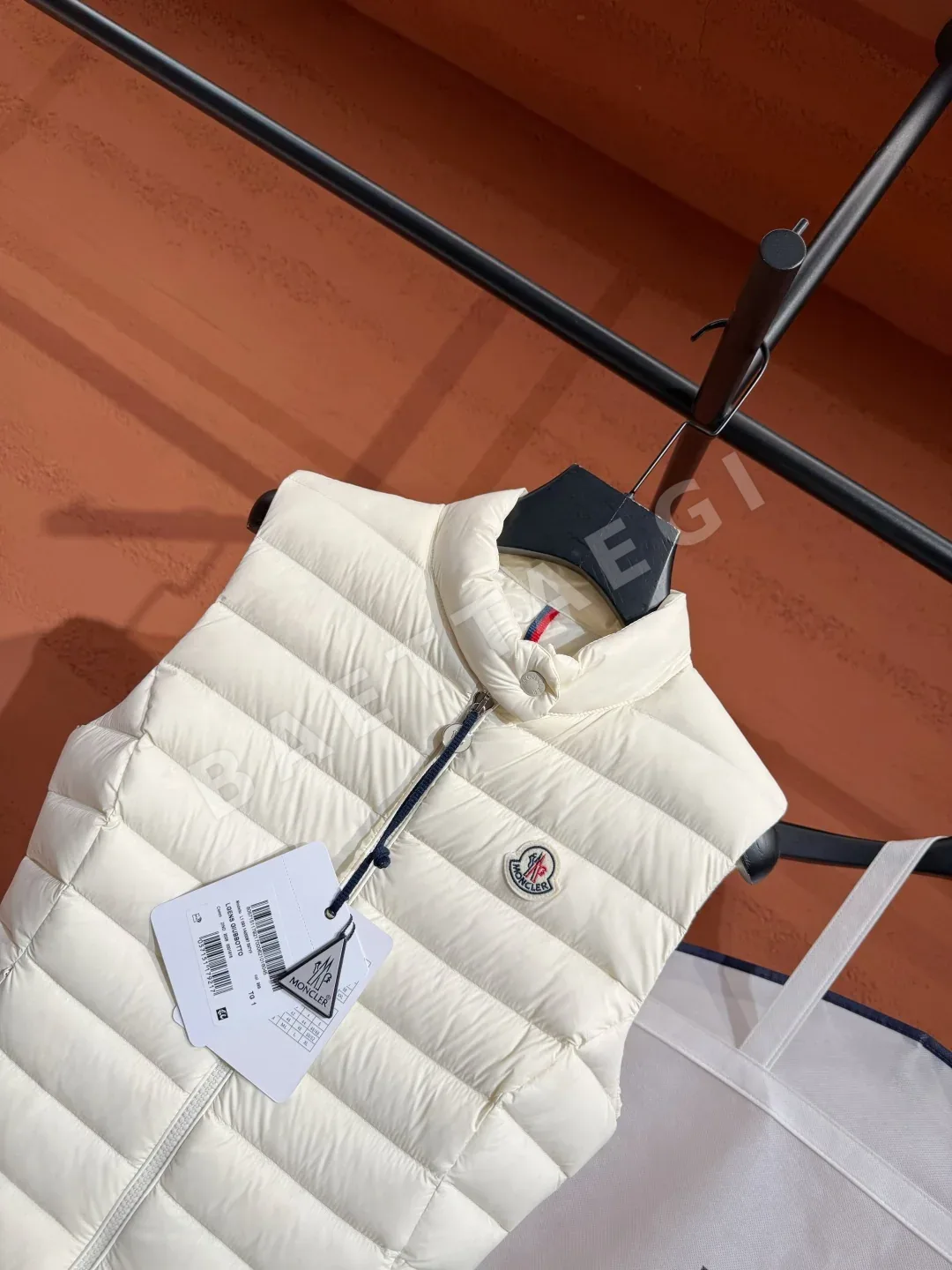 몽클레르 여성 화이트덕다운 조끼 상세 이미지 3