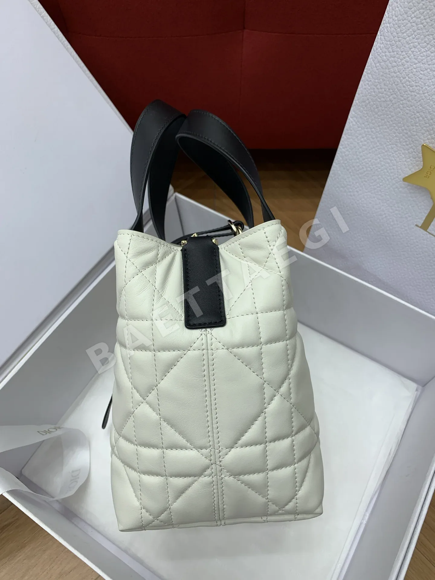 디올 뚜주흐 세로형 투톤 카프스킨 핸드백 상세 이미지 5