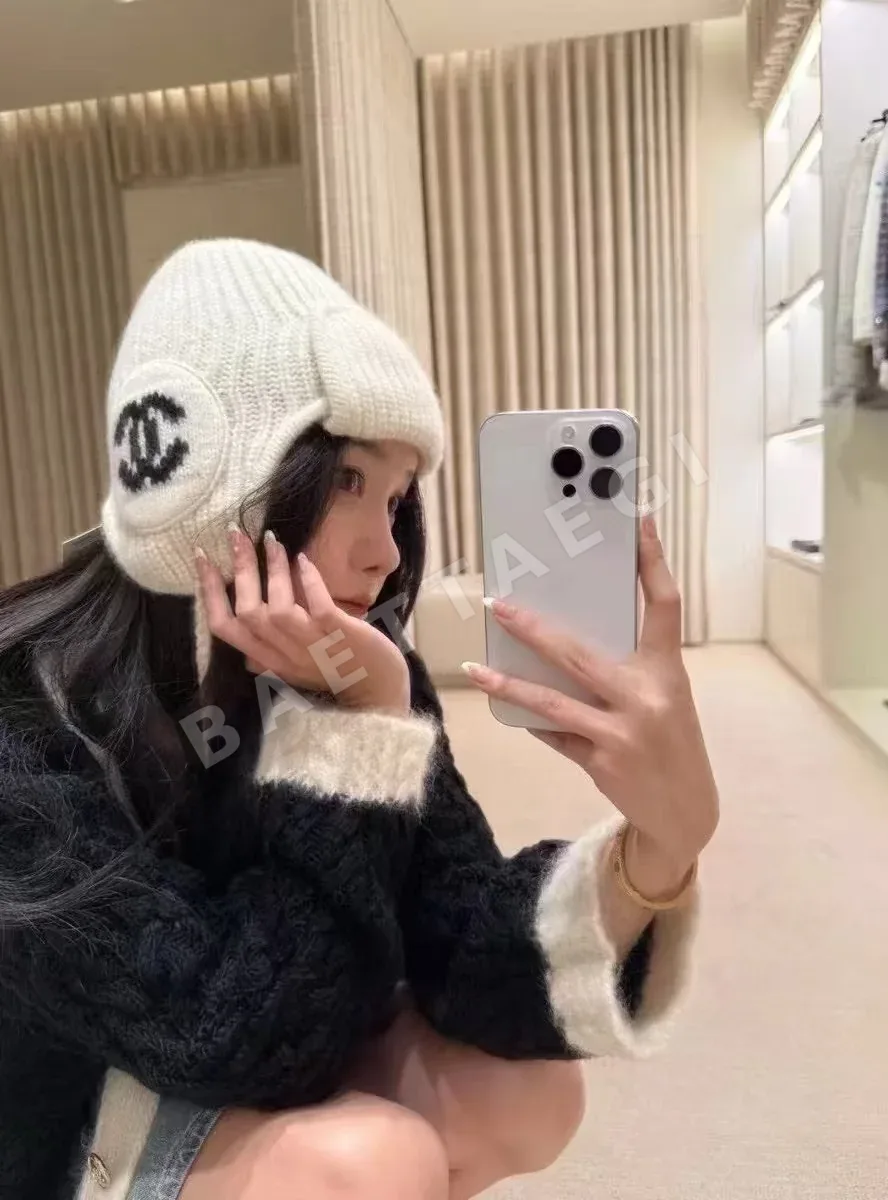 샤넬 25N 화이트 이어 플랩 모자 82517