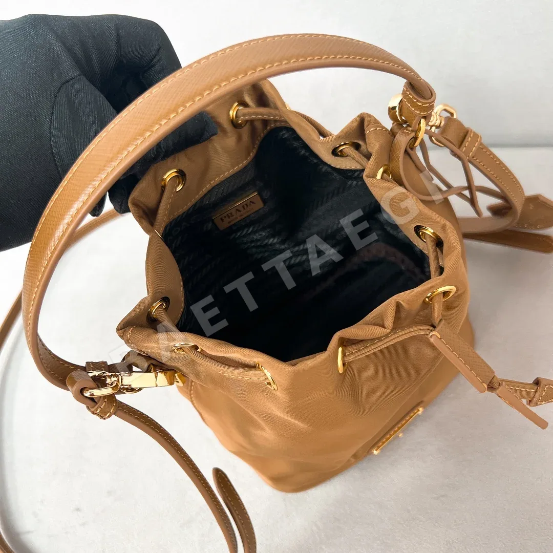 프라다 나일론 버킷백 1BE067 상세 이미지 8