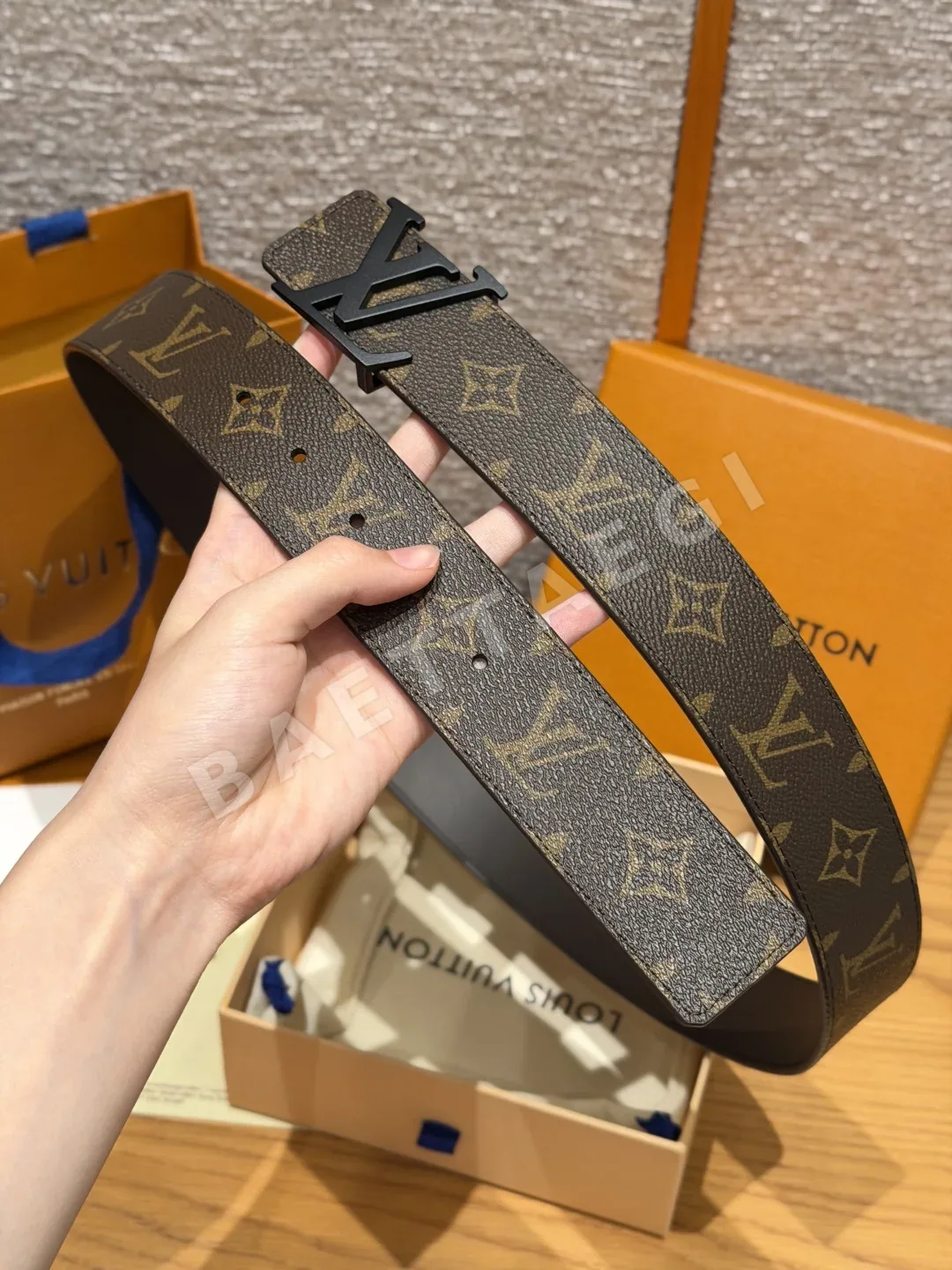 루이비통 LV 이니셜 모노그램 가죽 벨트 상세 이미지 6