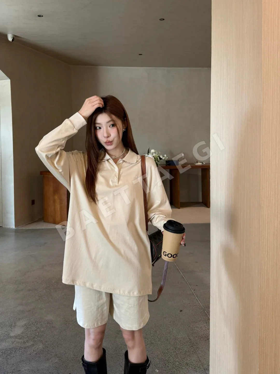 로로피아나 로고 자수 오버핏 긴팔 폴로셔츠 여성의류 상세 이미지 3