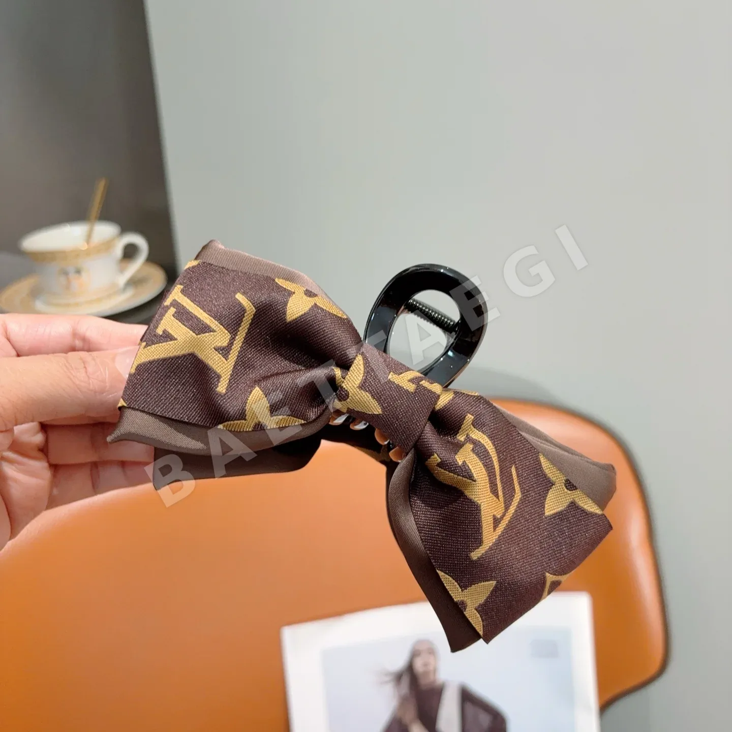 루이비통 모노그램 패턴 헤어 클립 상세 이미지 4