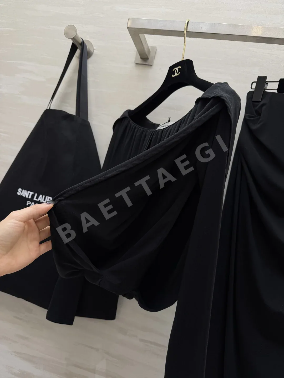 생로랑 여성 루즈핏 반팔 티셔츠 상세 이미지 7