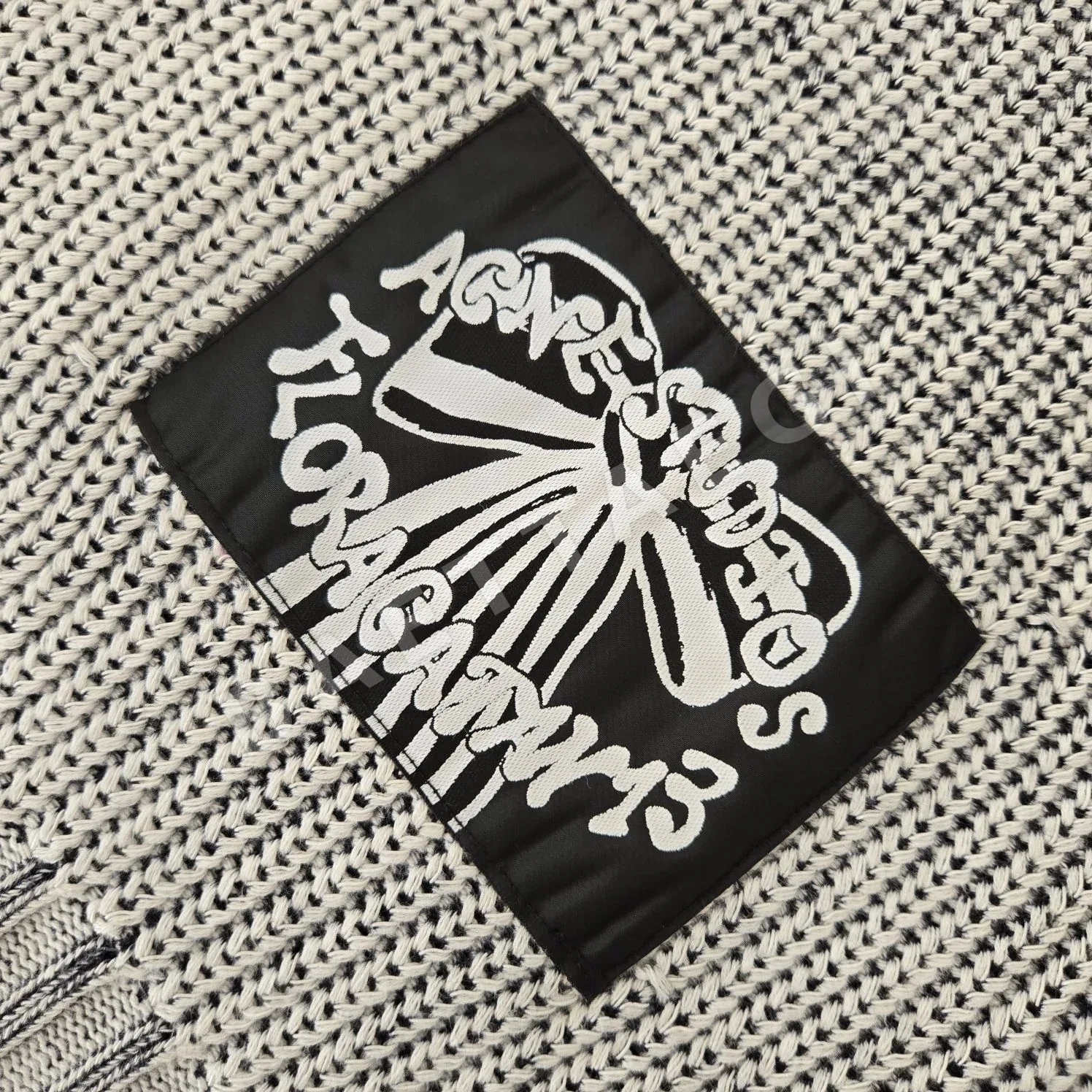 아크네스튜디오 데미지 가공 크루넥 니트 상세 이미지 5