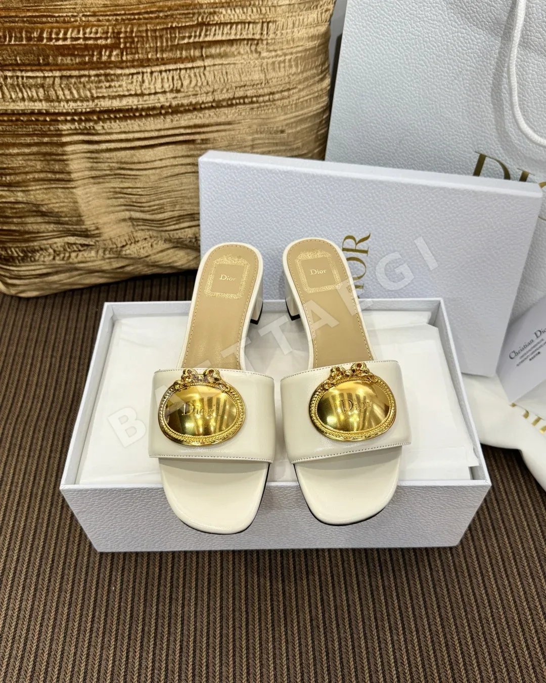 디올 카나쥬 메탈 버클 샌들 102381