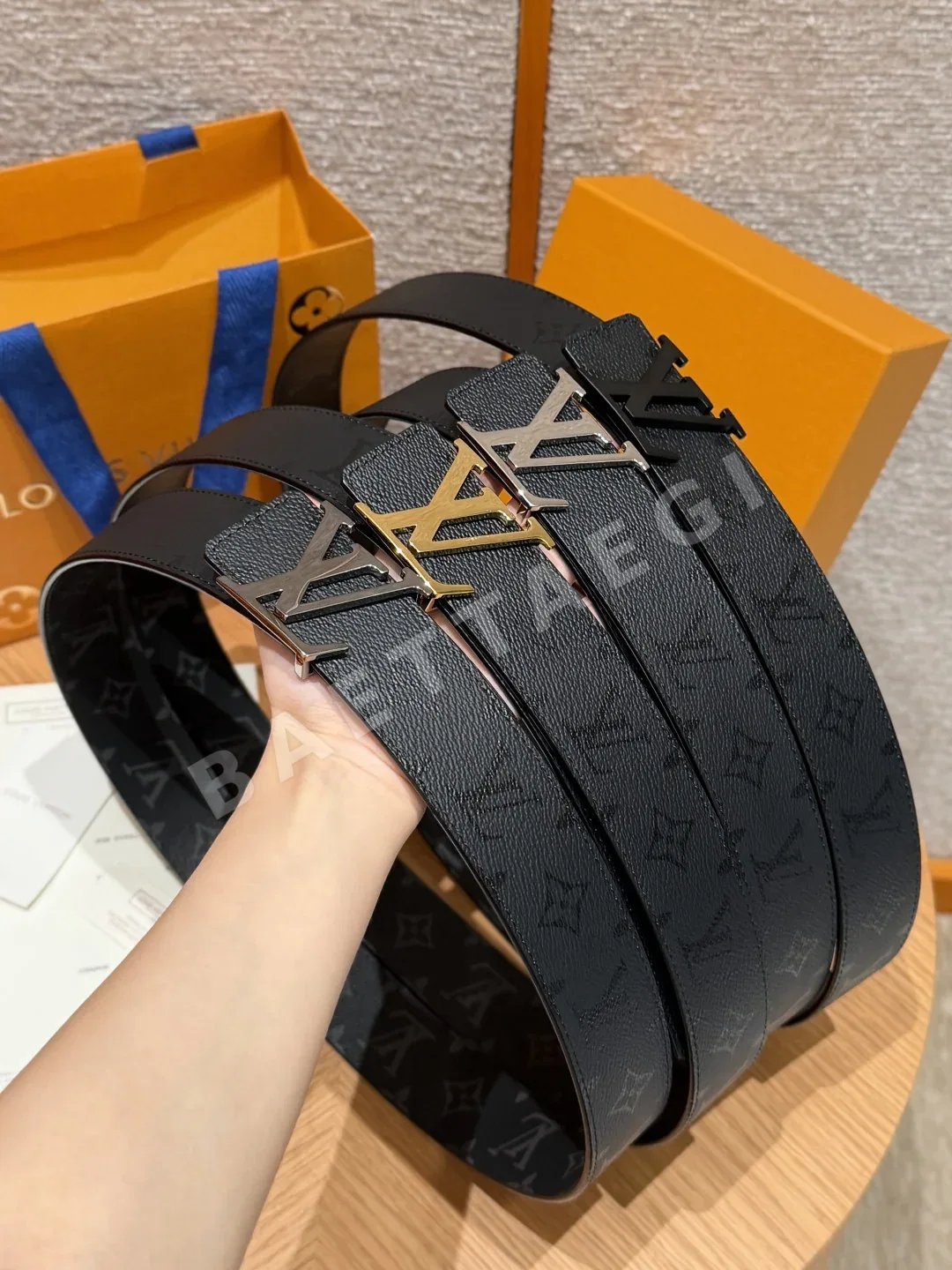 루이비통 이니셜 모노그램 미드나이트 40mm 리버시블 벨트 181001