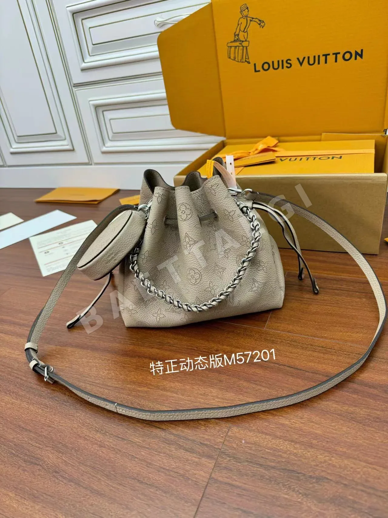 루이비통 M57201 가죽 미니 핸드백