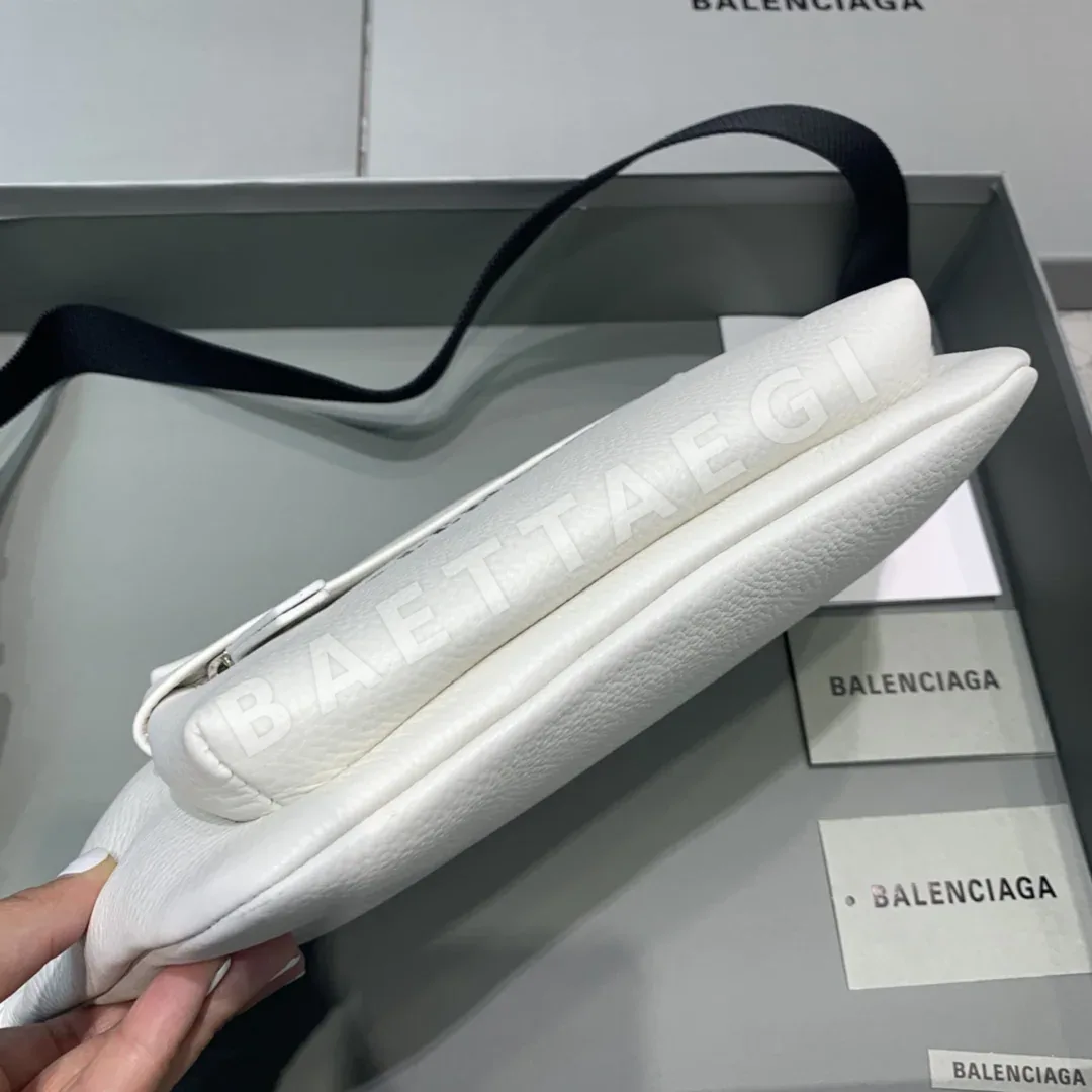 발렌시아가 에브리데이 레더 벨트백 상세 이미지 4