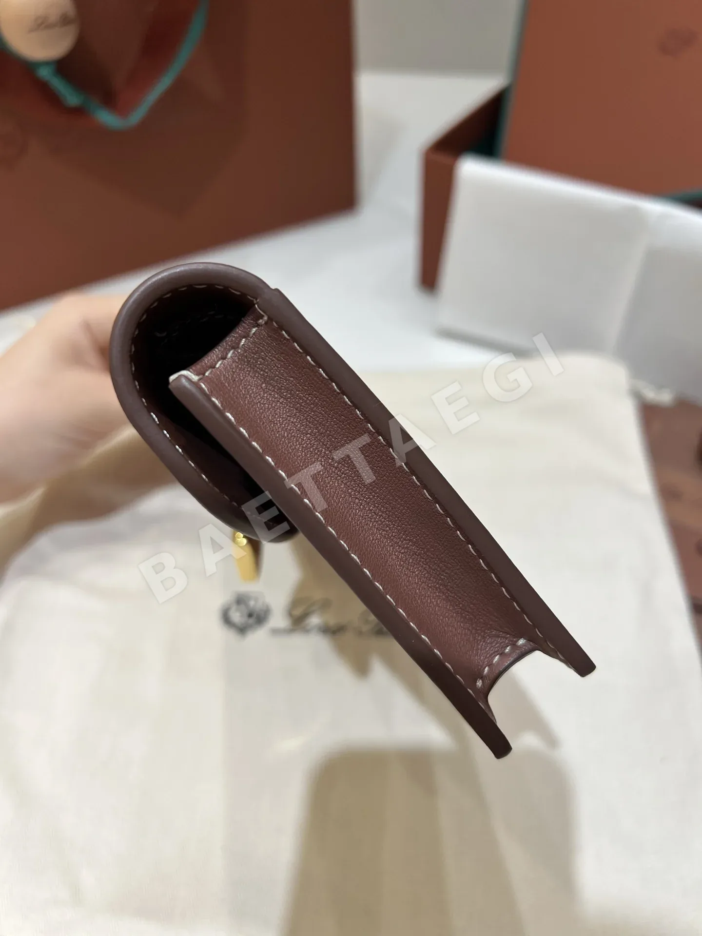 로로피아나 다크브라운 송아지가죽 포셰트 클러치백 상세 이미지 3
