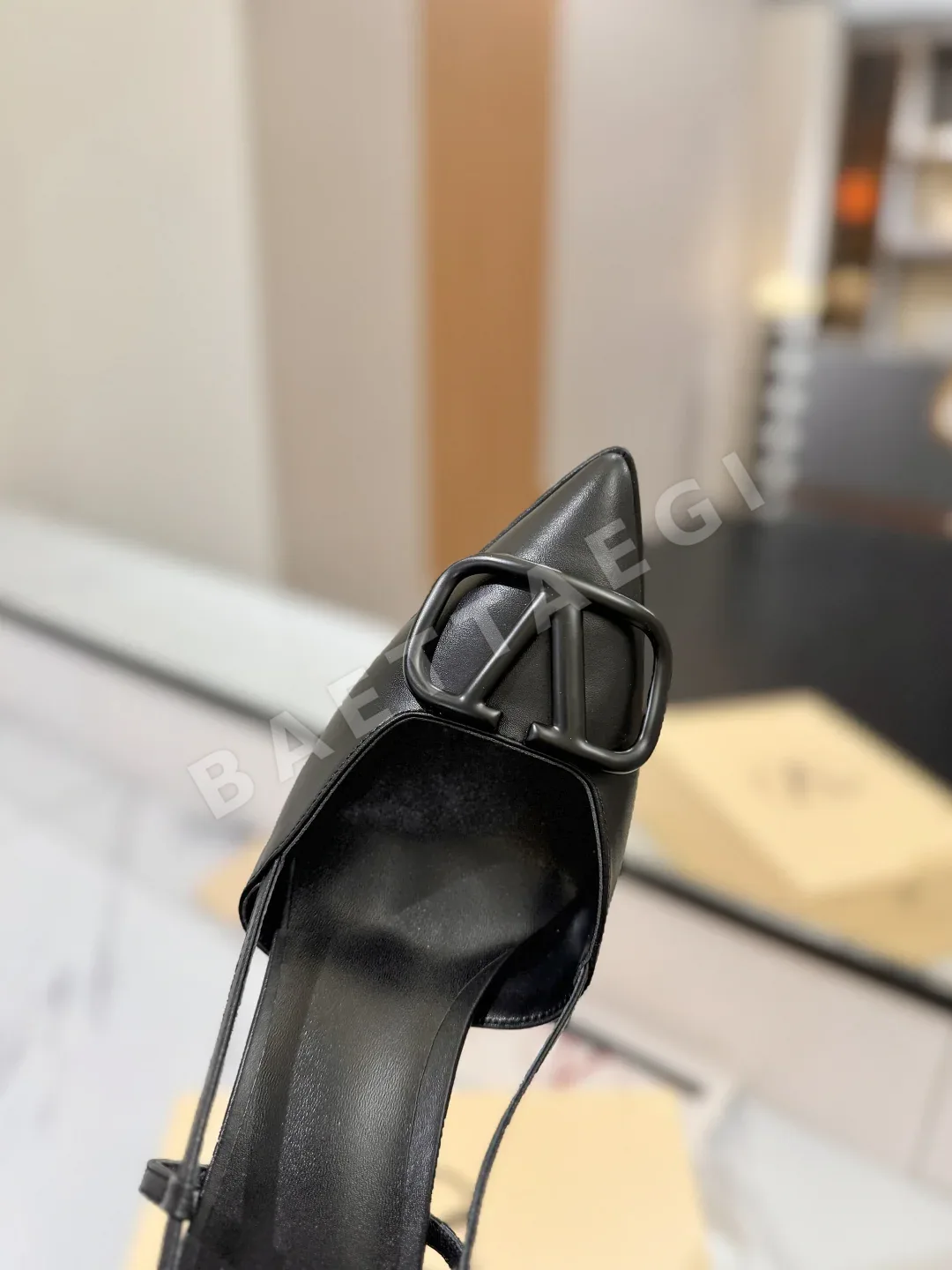발렌티노 V 버클 뾰족토 샌들 상세 이미지 6