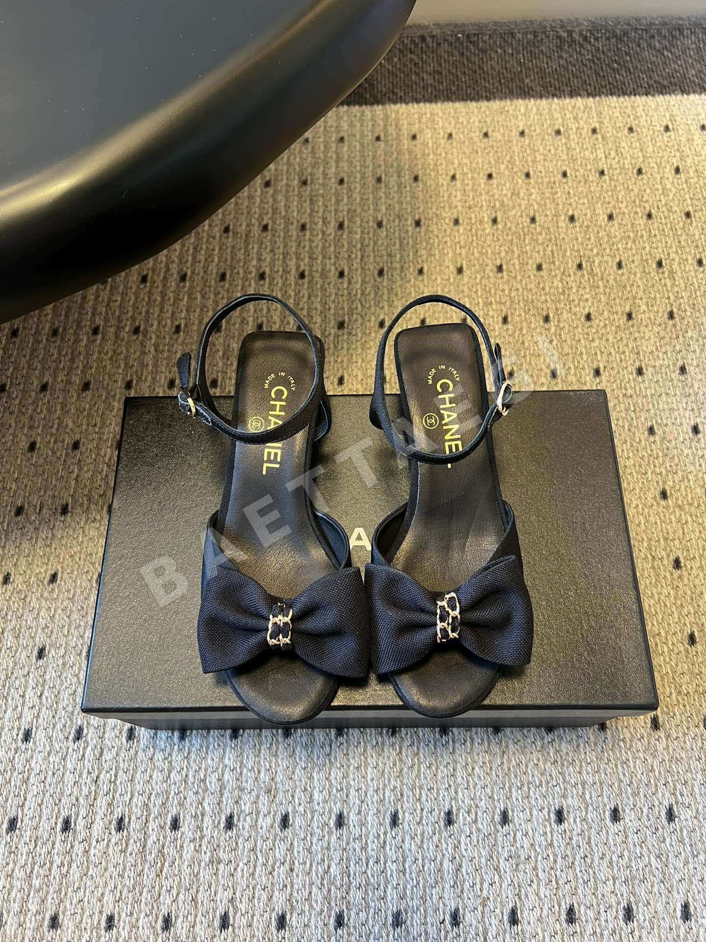 샤넬 리본 장식 더블 C 로우힐 앵클 샌들 24295