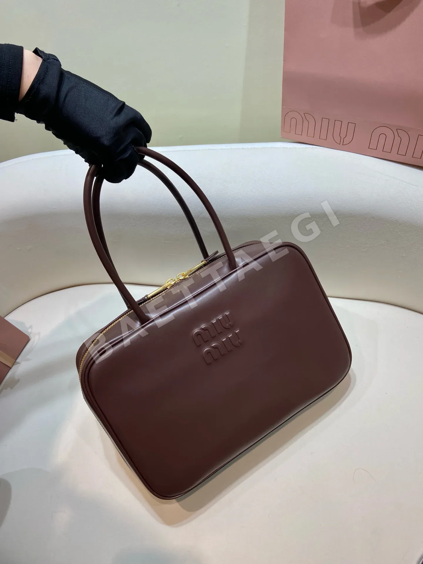 미우미우 엠보싱 로고 볼링백 5BB117 상세 이미지 2