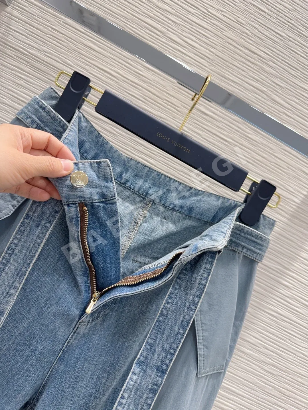 루이비통 데미지 워시드 데님 여성 바지 상세 이미지 5