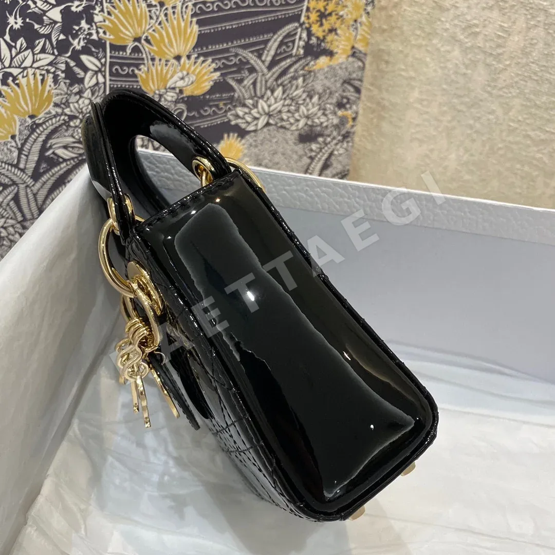 디올 마이크로 레이디 에나멜 가방 상세 이미지 4
