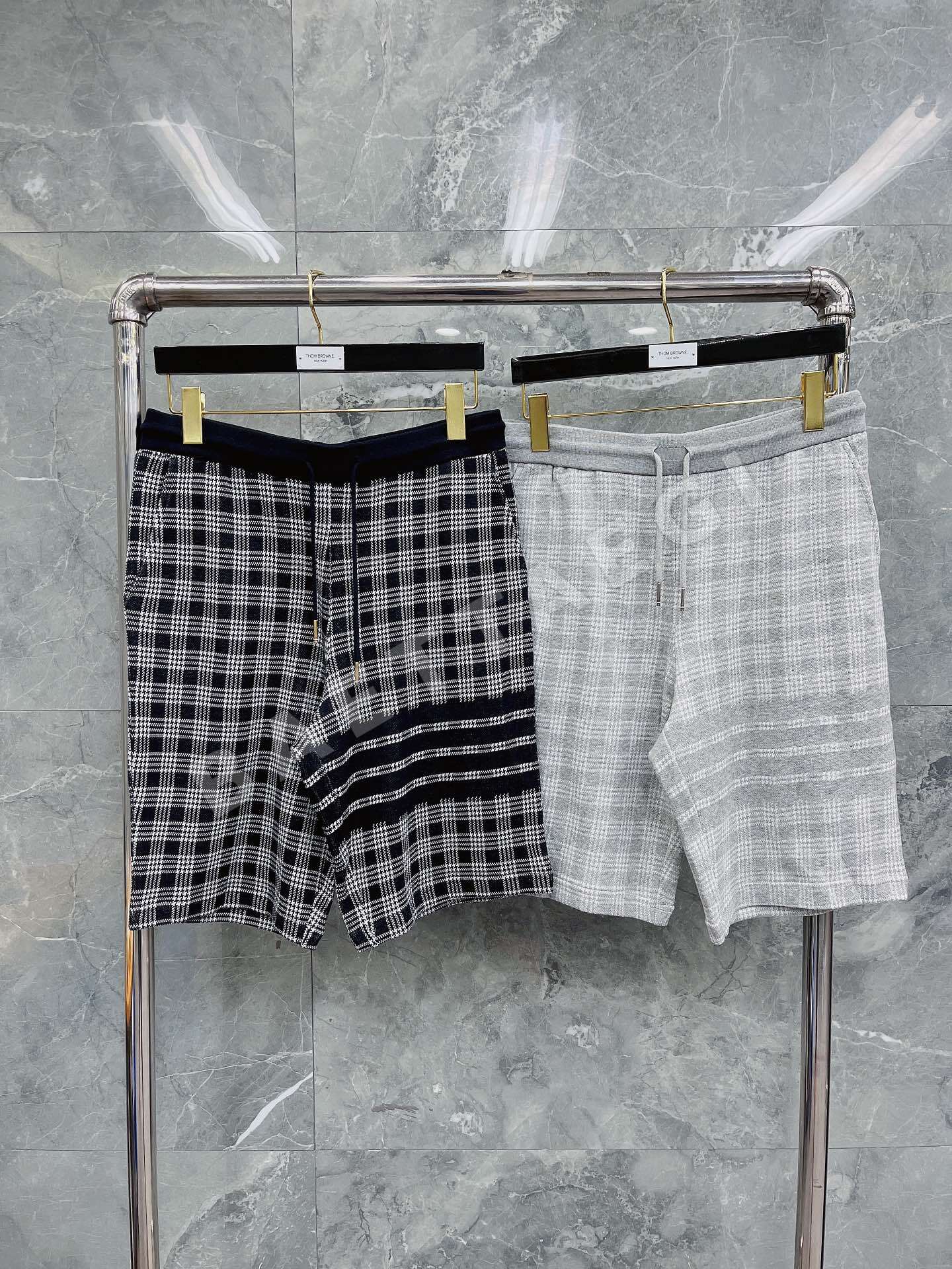 톰브라운 4바 스트라이프 체크 코튼 반바지 40435