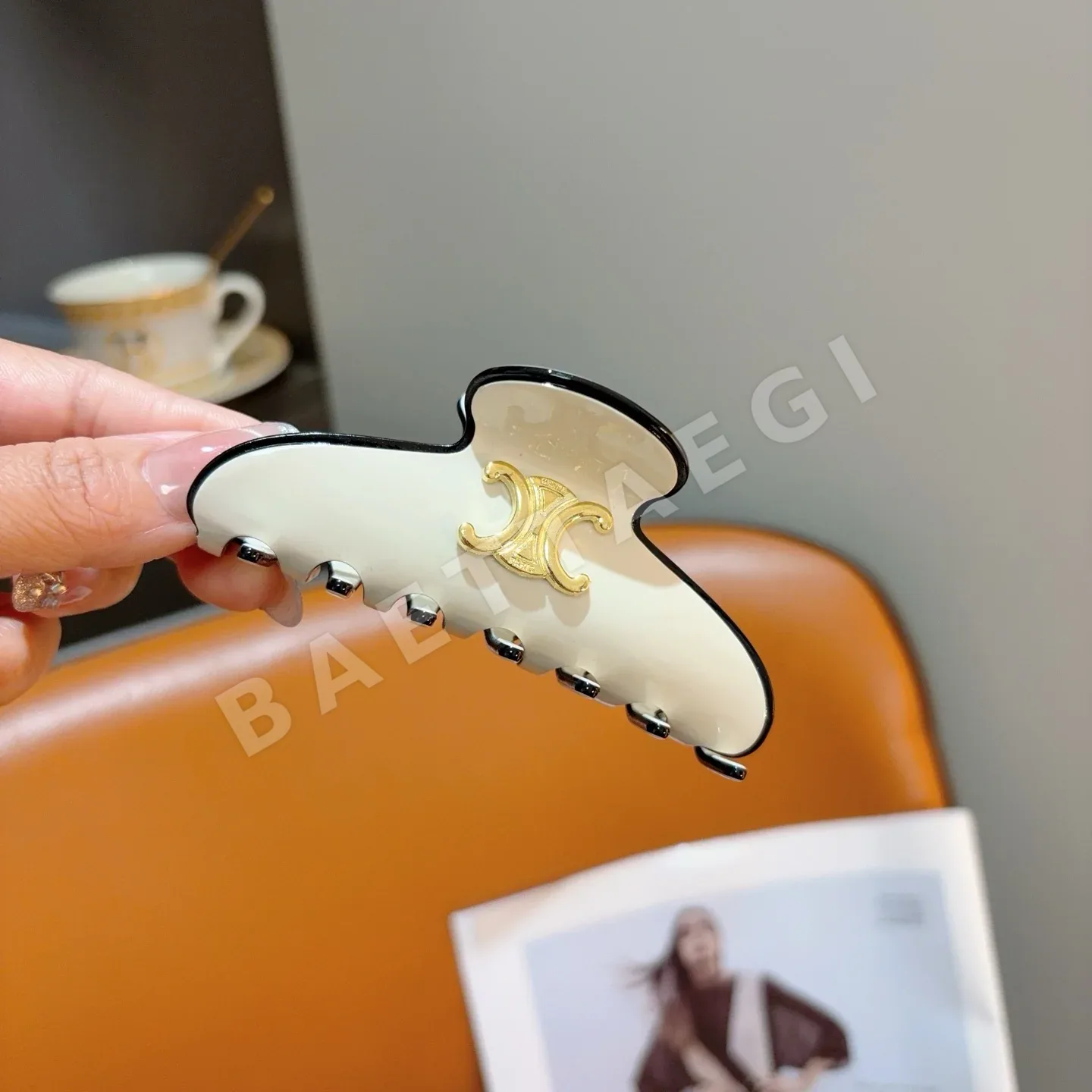 셀린느 개선문 뉴레트로 클로크립 헤어클립 상세 이미지 3
