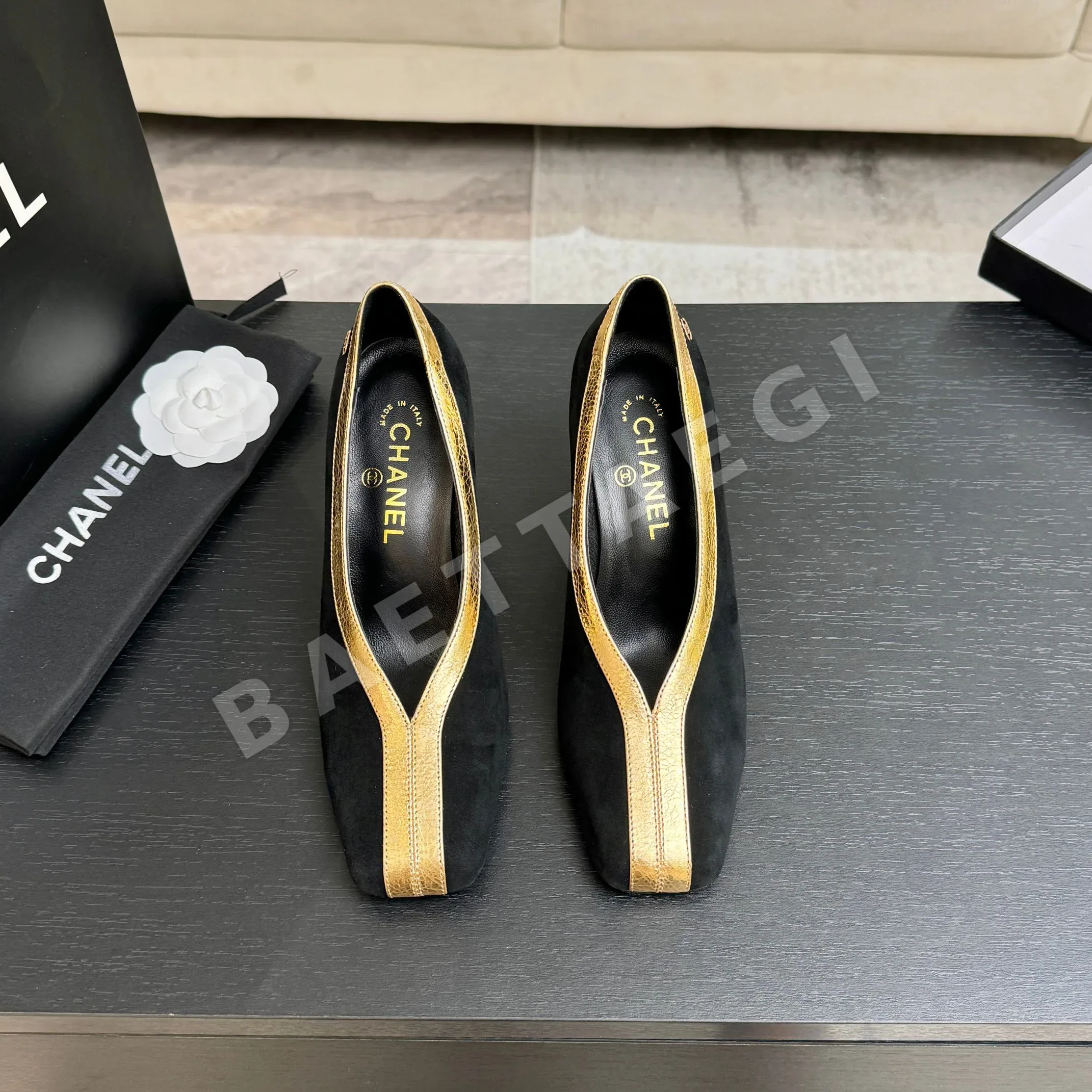 샤넬 더블 C 크로커다일 패턴 스퀘어 토 하이힐 98440