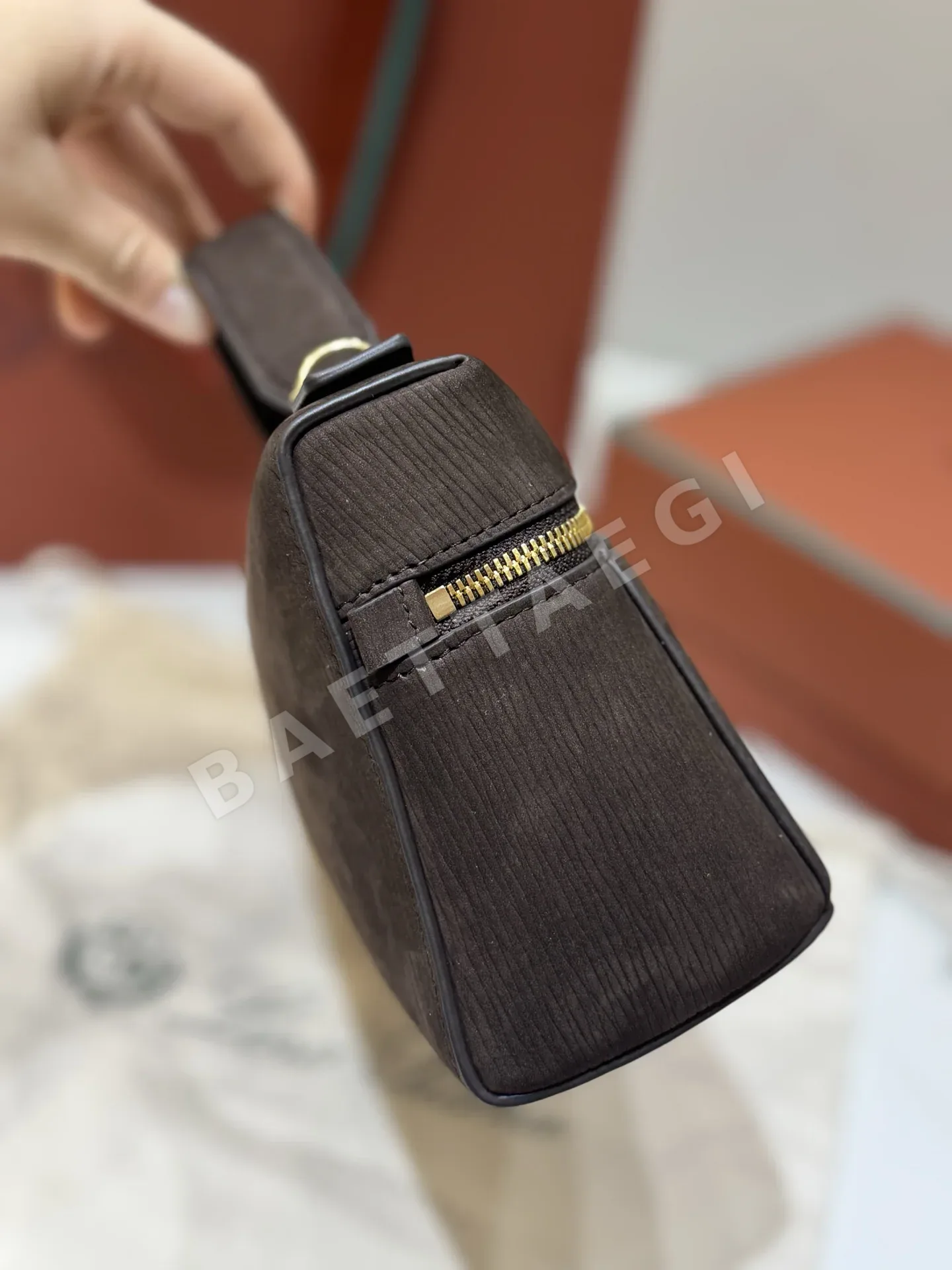 로로피아나 벨벳 워터 리플 다크 브라운 가죽 핸드백 상세 이미지 3